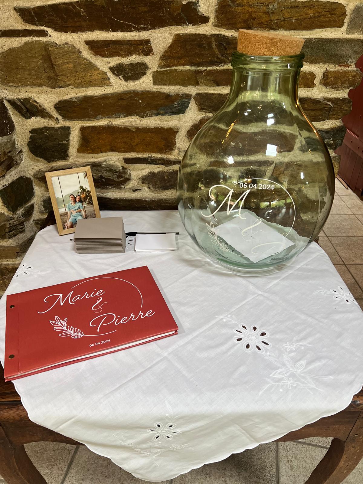 Mariage Domaine du Moulin Neuf espace cagnotte dame-jeanne transparente livre d'or terracotta nappe blanche