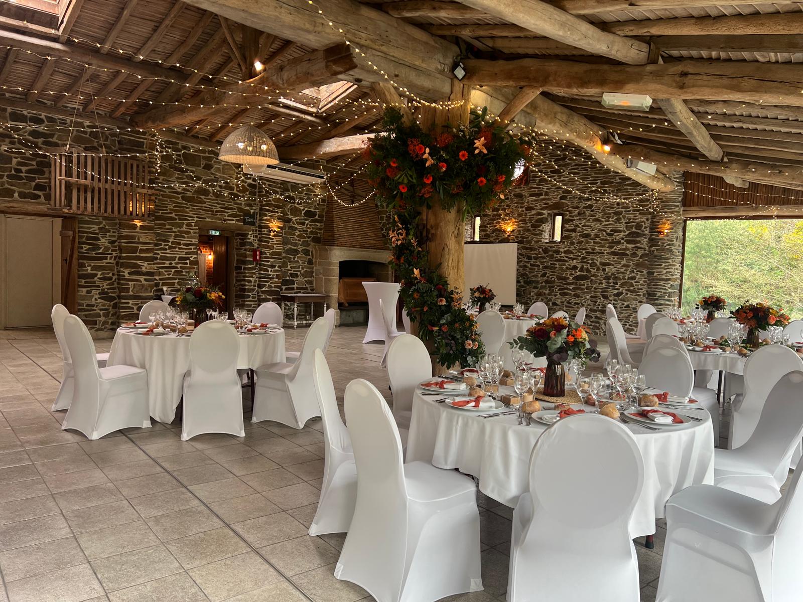 Mariage Domaine du Moulin Neuf plafond ciel étoilé composition florales table blanches