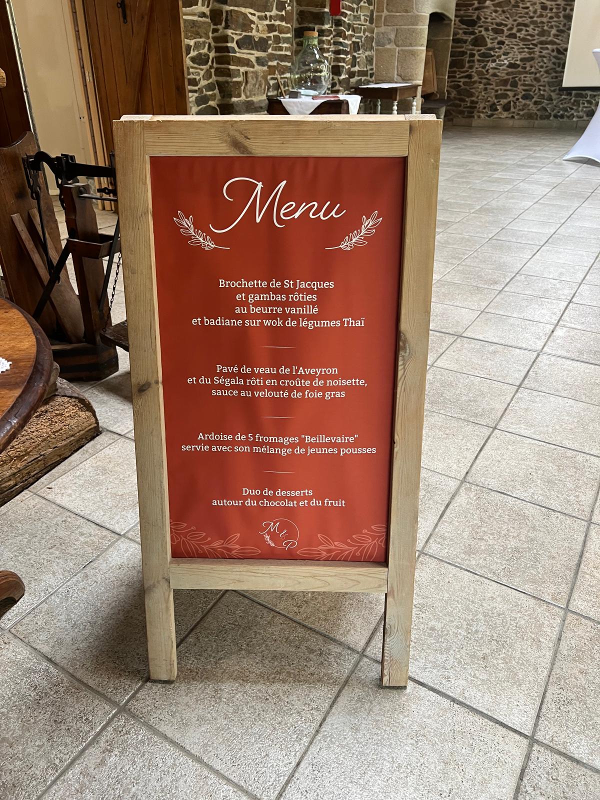 Mariage Domaine du Moulin Neuf panneau de menu en bois terracotta