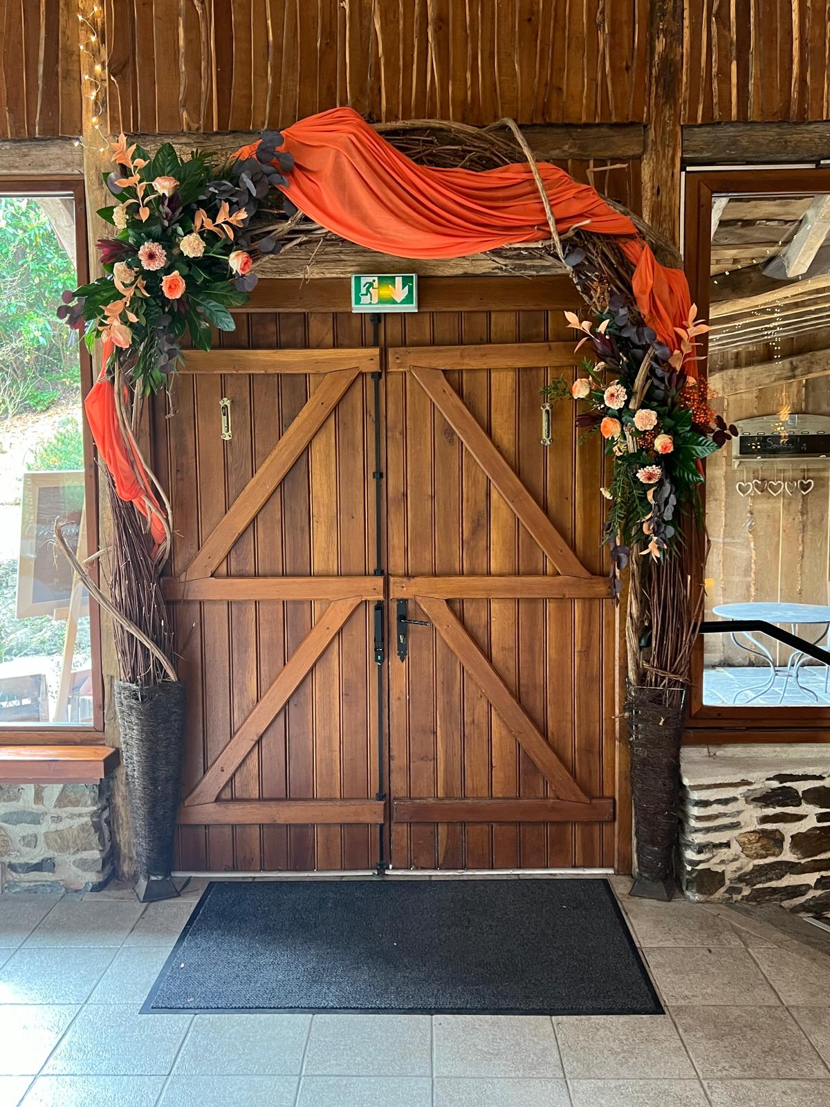 Mariage Domaine du Moulin Neuf arche arrondi tissu terracotta composition florales