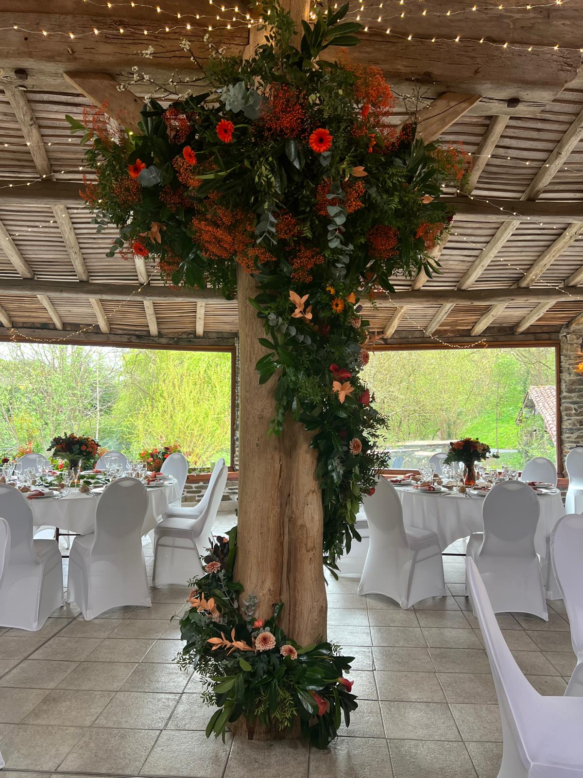 Mariage Domaine du Moulin Neuf composition florales orange et feuillage