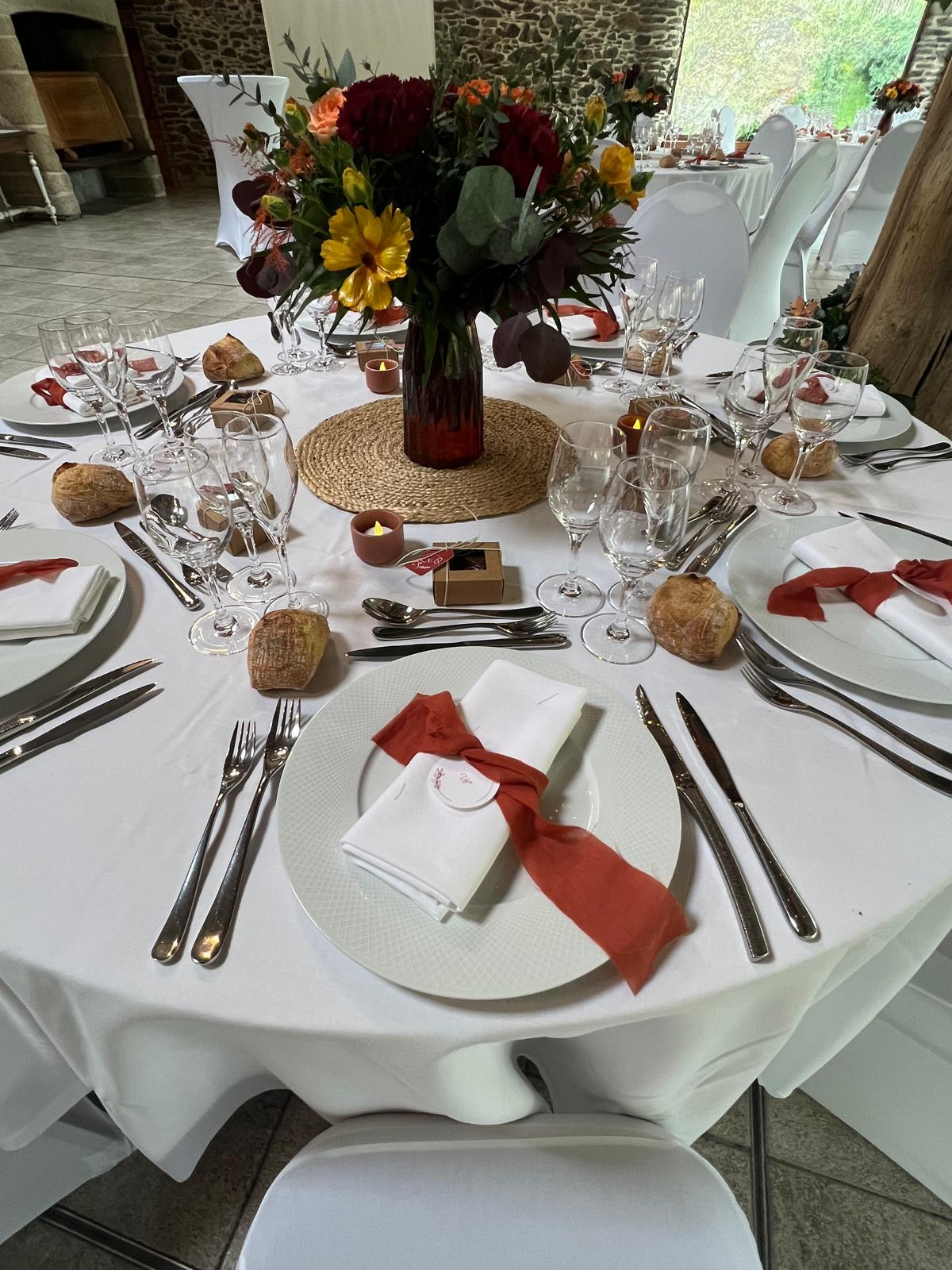 Mariage Domaine du Moulin Neuf table blanche noeud serviette terracotta vases bordeaux compositions florales bougies