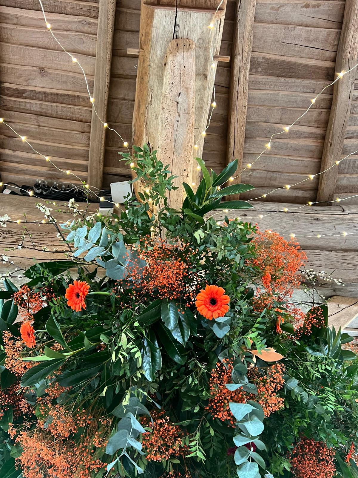 Mariage Domaine du Moulin Neuf composition florales orange et feuillage