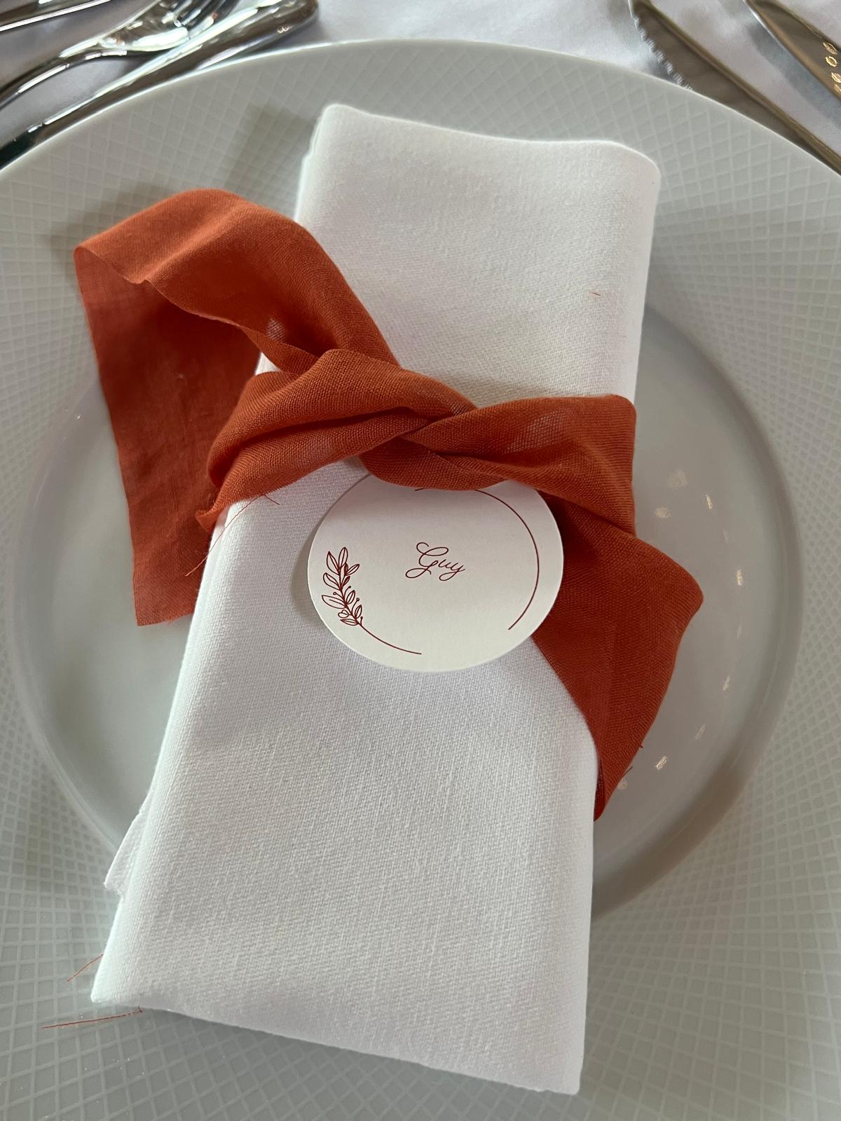 Mariage Domaine du Moulin Neuf serviette blanche et noeud terracotta marque place