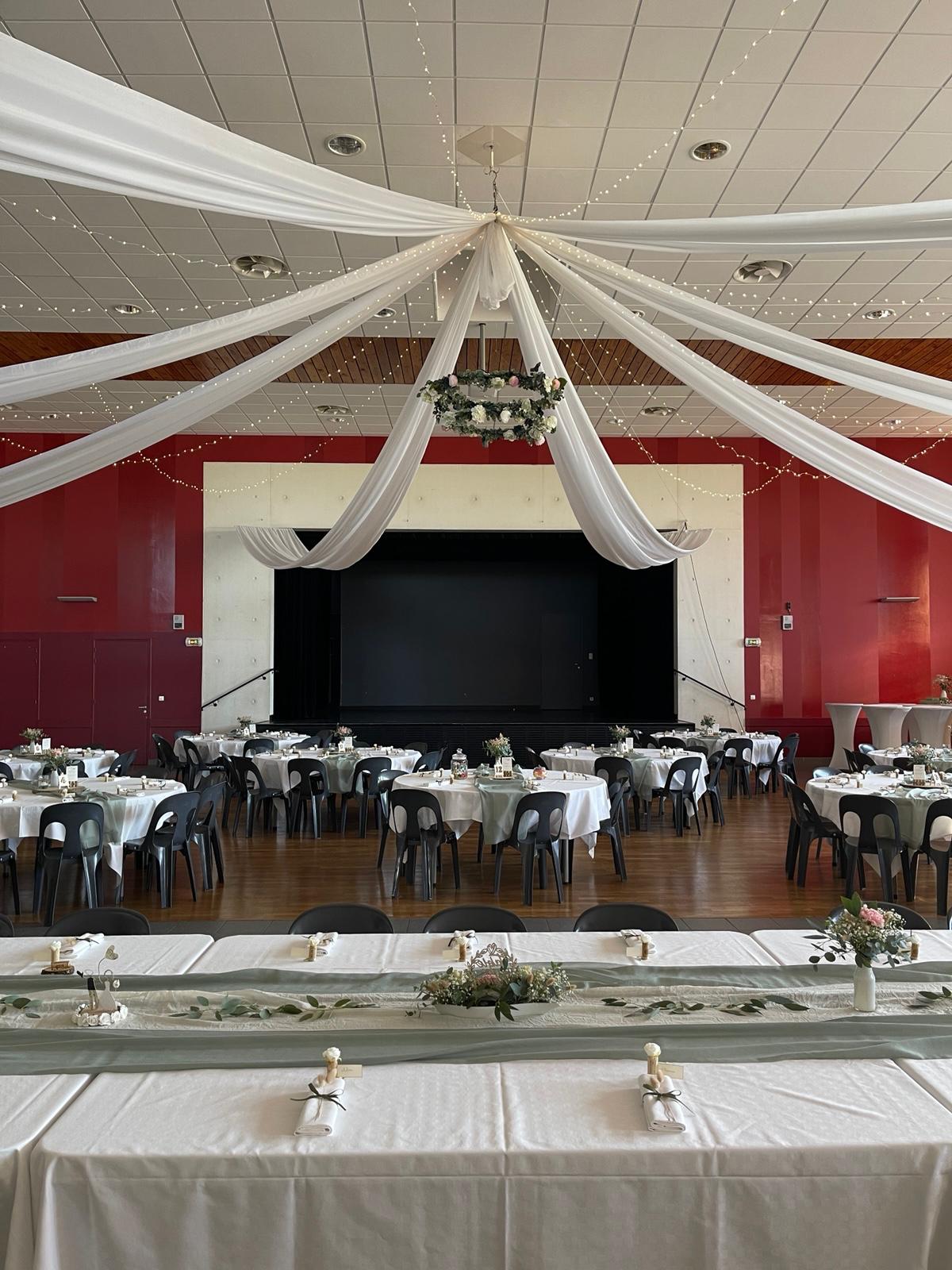 Mariage Espace Convivial plafond tentures blanches leds couronne composition florales table blanches chemin de table vert sauges