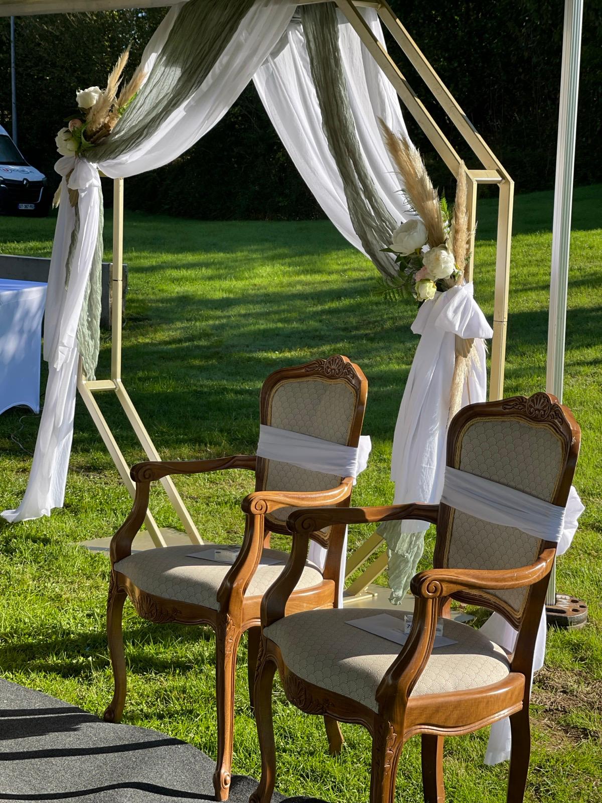 Mariage Espace Convivial cérémonie laique arche en bois tissu blanc et vert sauge composition pampas rose blanc chaises marron