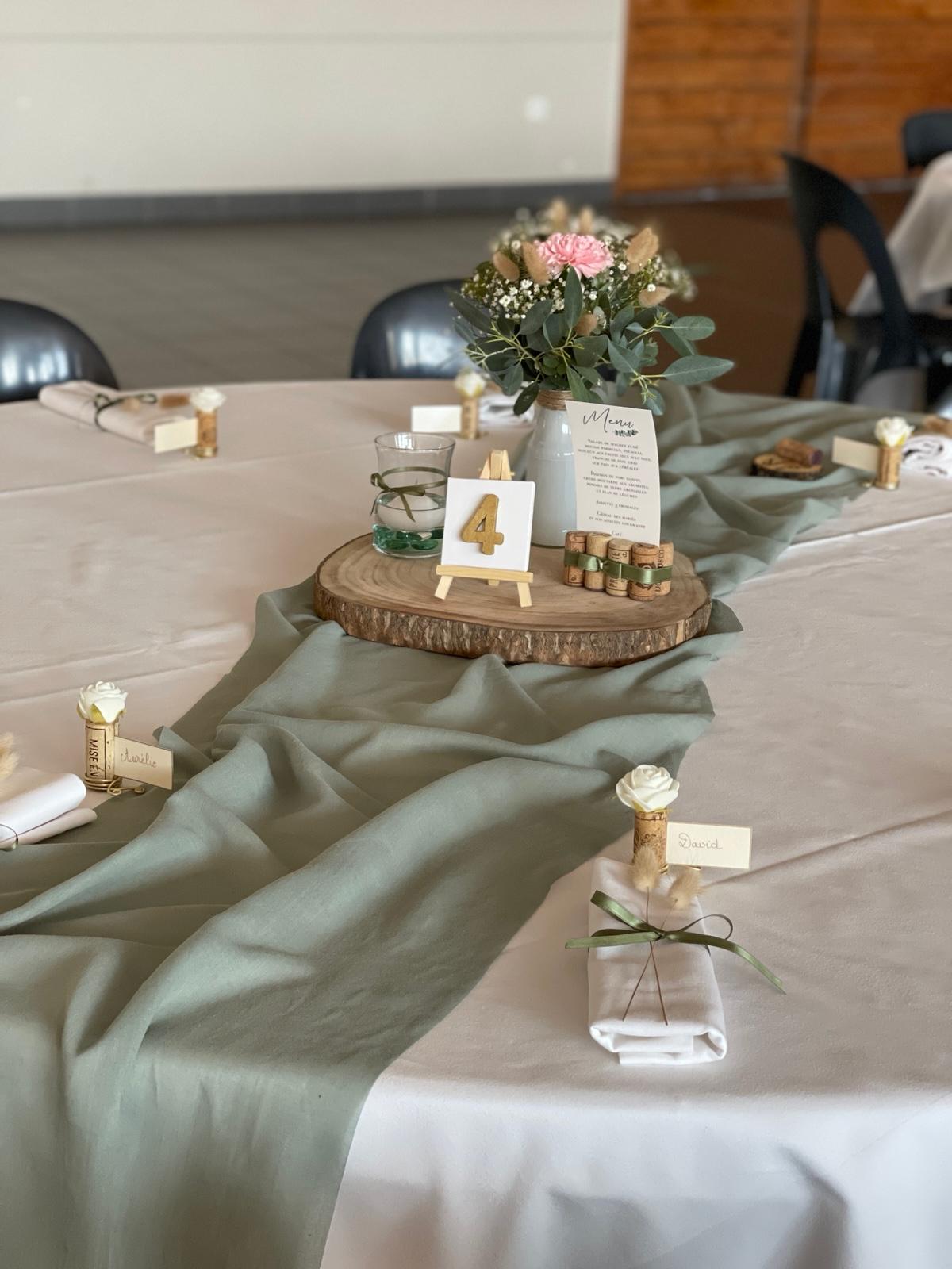 Mariage Espace Convivial centre de table rondin en bois toile peinture numéro de table menu socle bouchon de vin vase fleuris