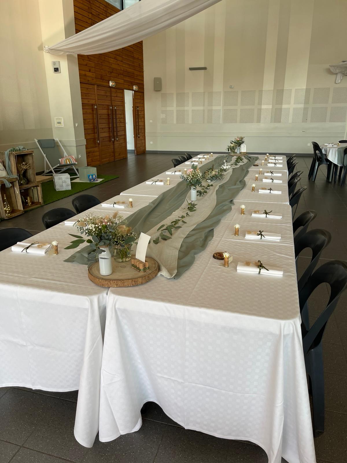 Mariage Espace Convivial table blanche chemin de table vert sauge feuillage rondin en bois bougie