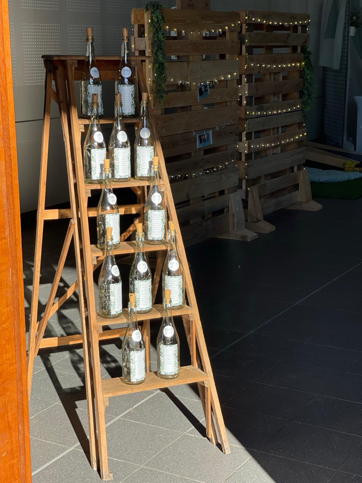 Mariage Espace Convivial plan de table sur bouteille échelle en bois leds
