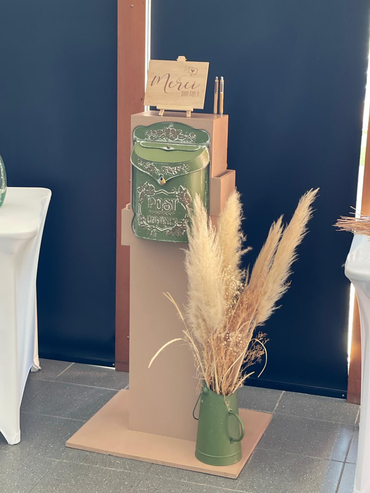 Mariage Espace Convivial espace cagnotte forme boite aux lettre verte et vase pampas