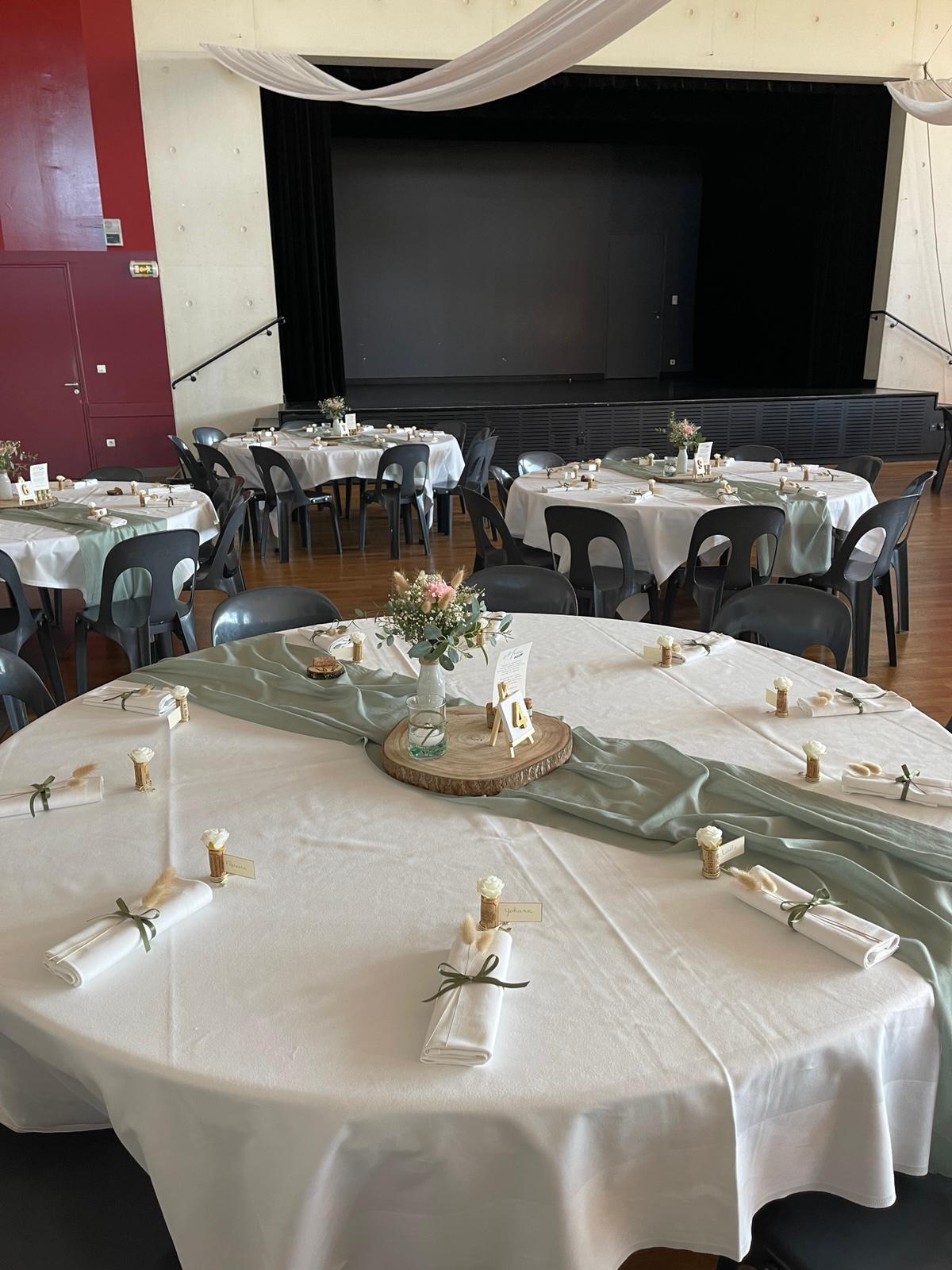 Mariage Espace Convivial table blanche chemin de table vert sauge feuillage rondin en bois bougie