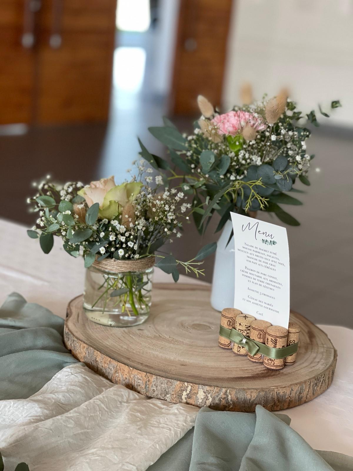 Mariage Espace Convivial centre de table rondin en bois toile peinture numéro de table menu socle bouchon de vin vase fleuris