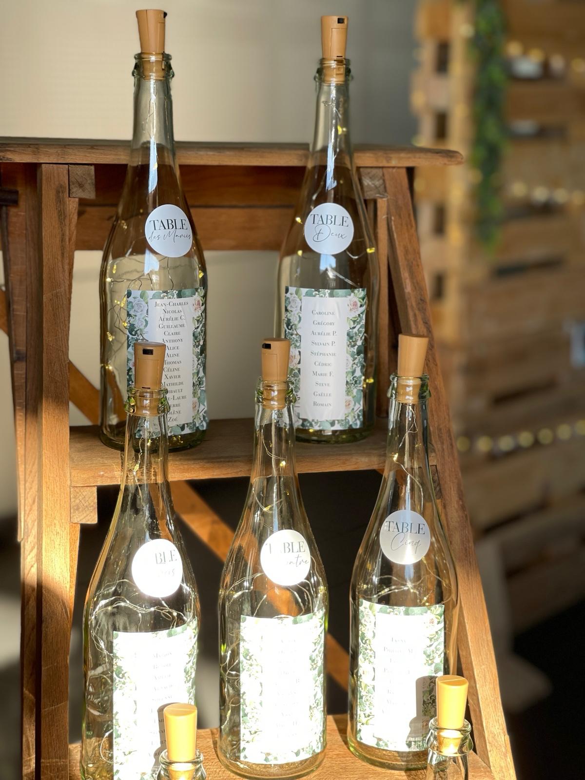 Mariage Espace Convivial plan de table sur bouteille échelle en bois leds