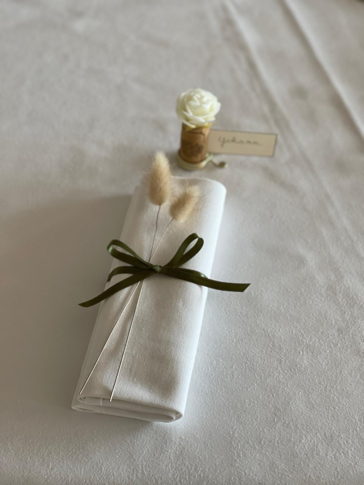 Mariage Espace Convivia serviette blanche nouée ficelle verte et chaton