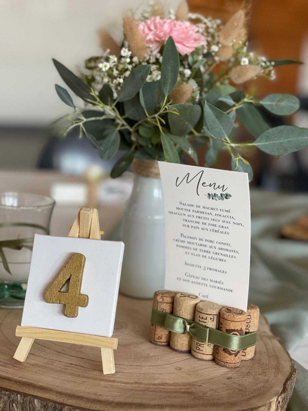 Mariage Espace Convivial centre de table rondin en bois toile peinture numéro de table menu socle bouchon de vin vase fleuris