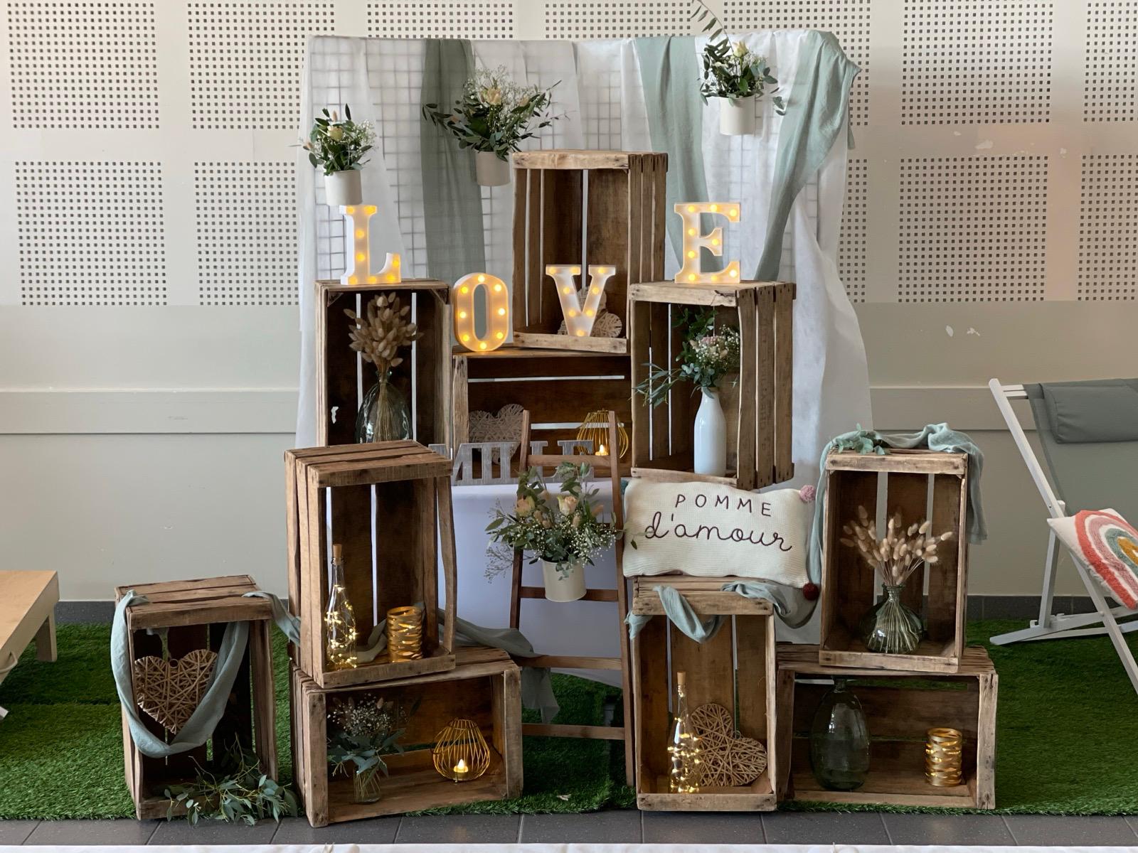 Mariage Espace Convivial décor caisse de pommes tissu blanc et vert sauge love lumineux