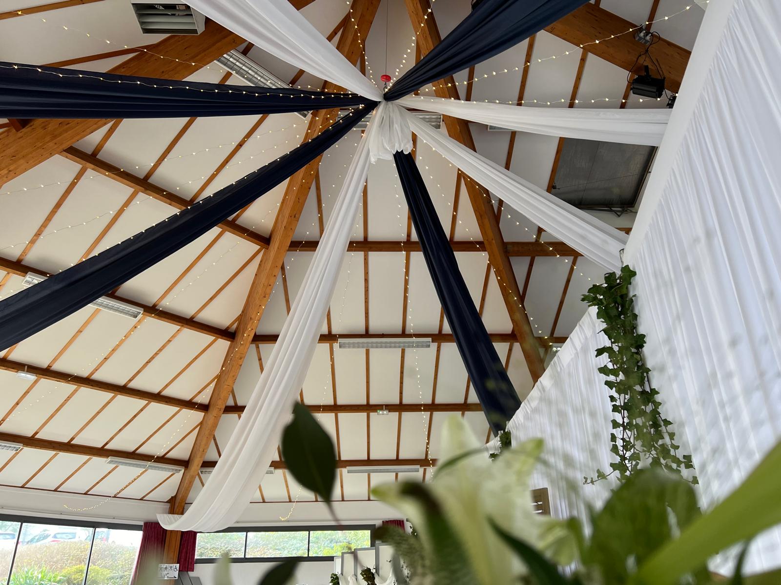 Mariage Salle des Fêtes plafond tentures blanches orange et bleu marine leds