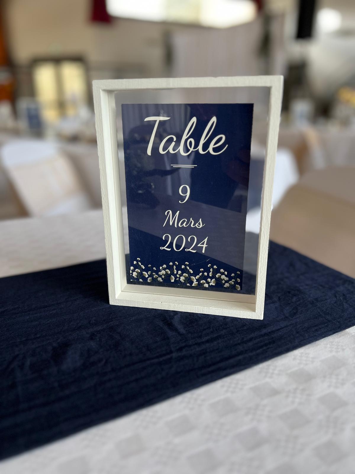 Mariage Salle des Fêtes acdre blanc et nom de table bleu marine
