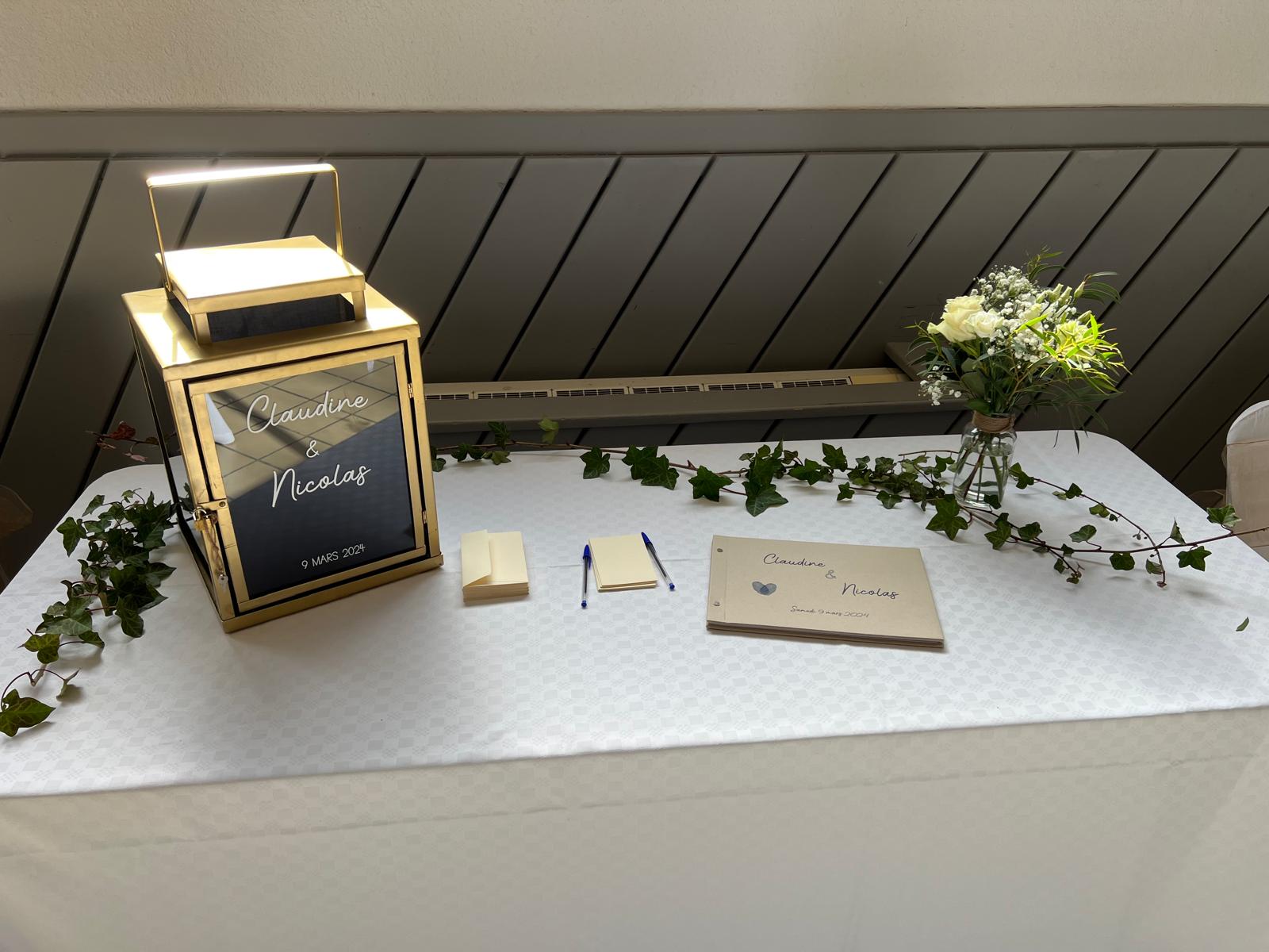 Mariage Salle des Fêtes espace cagnotte cube dorée livre d'or lière composition florales