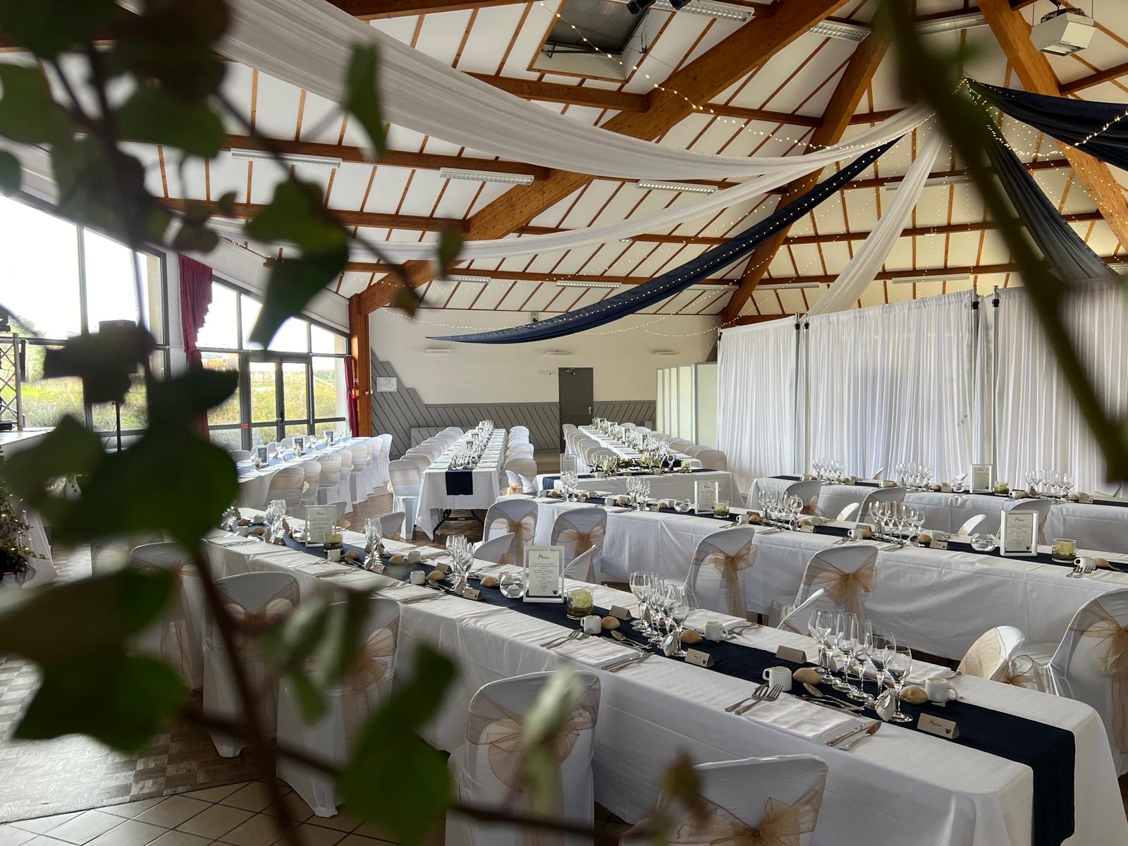 Mariage Salle des Fêtes plafond tentures orange blanche et bleu marine leds table blanche et chemin de table bleu marine