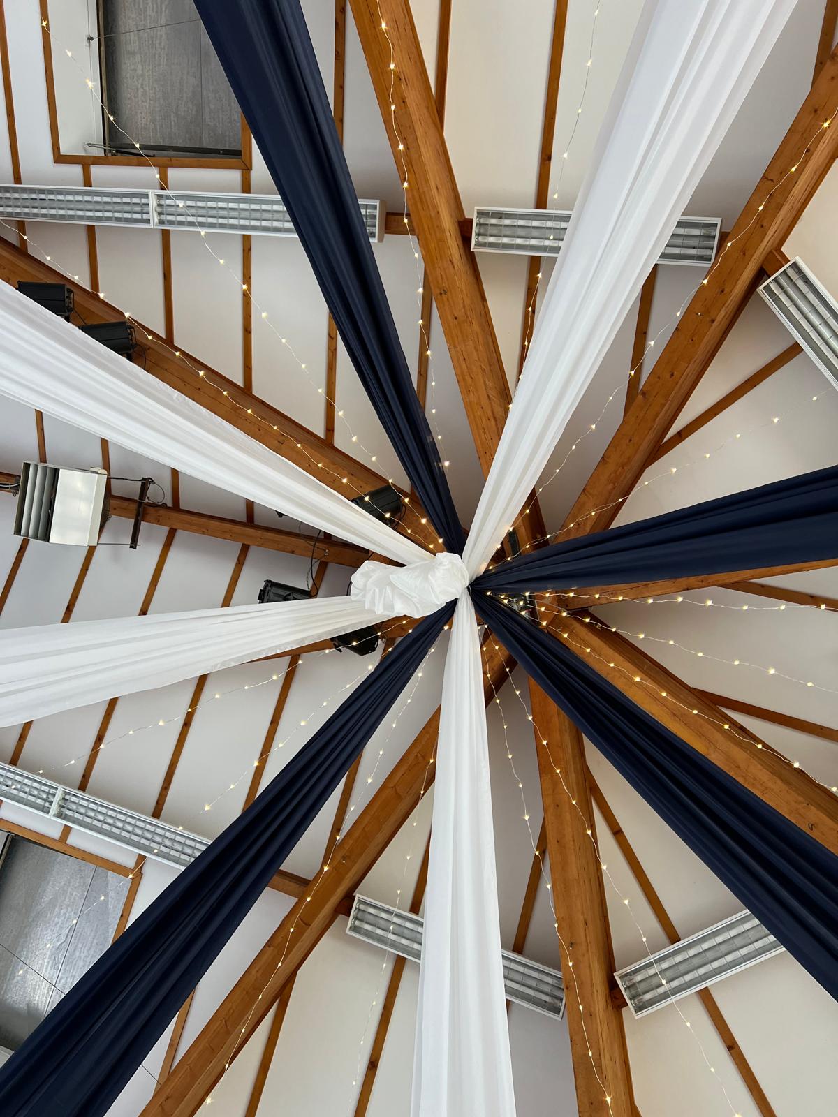 Mariage Salle des Fêtes plafond tentures blanches orange et bleu marine leds