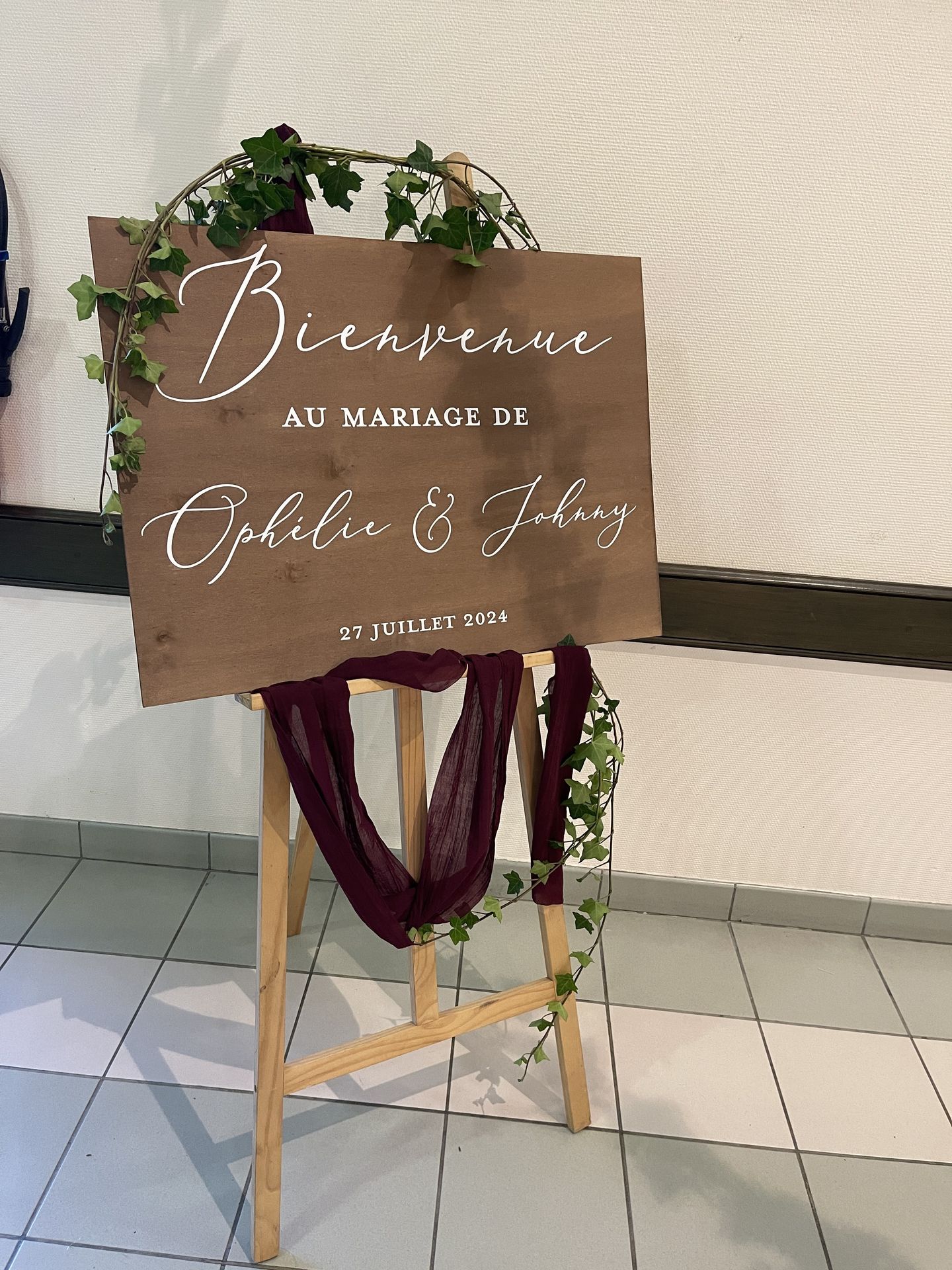 Mariage Salle le Lys panneau de bienvenu en bois tissu bordeaux et lière