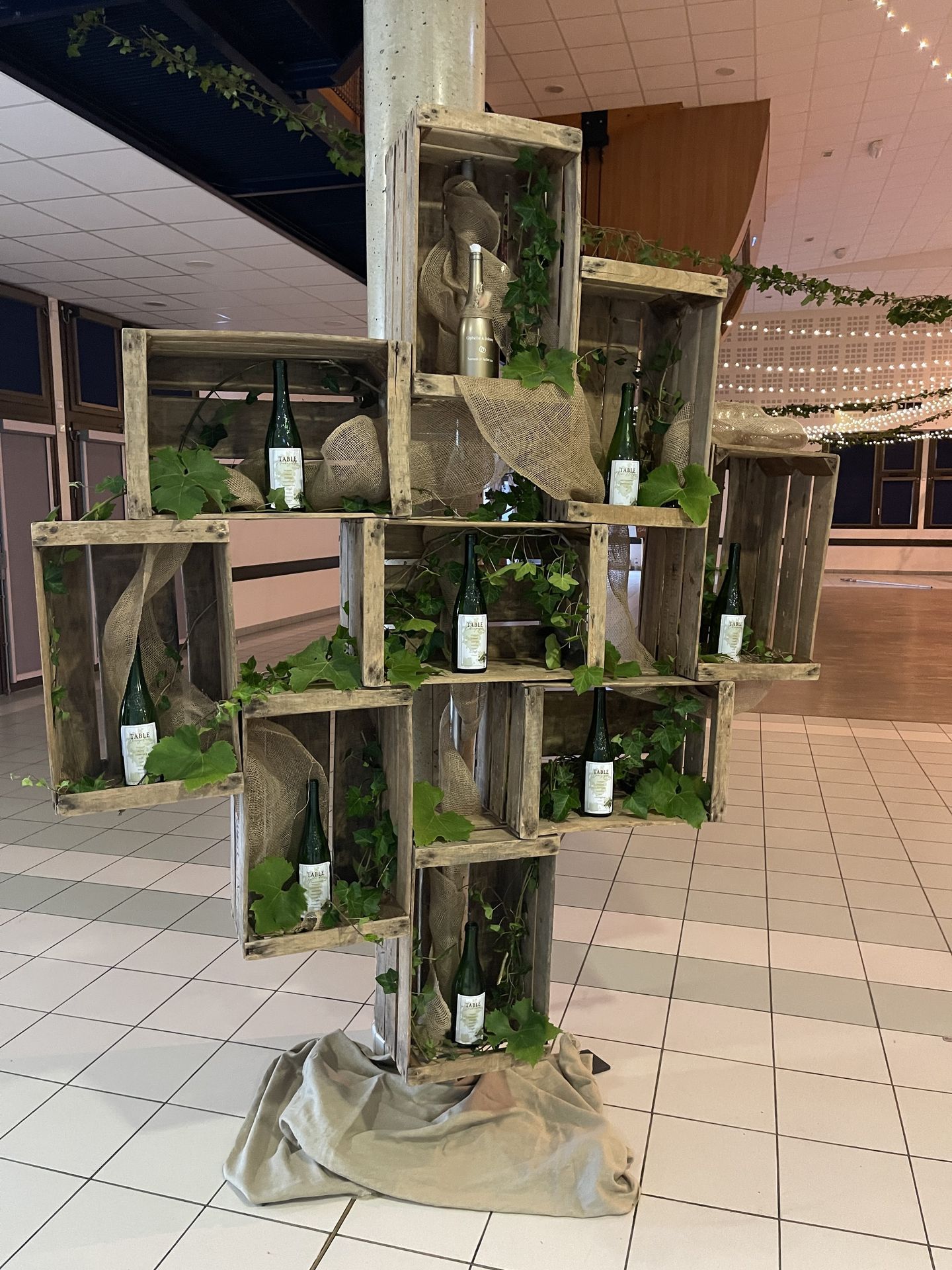 Mariage Salle le Lys plan de table bouteille de vin caisse de pommes lière tissu sable