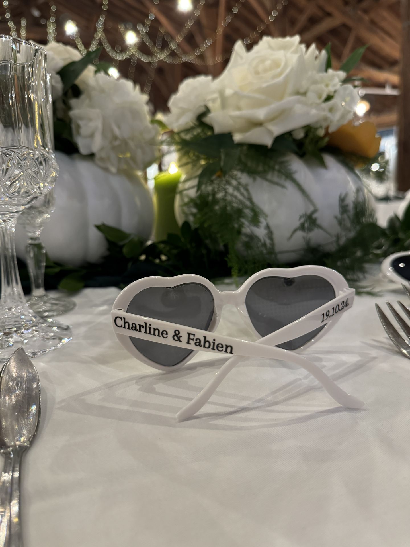 Mariage La Grange du Lay citrouille blanche et compositions florales lunette blanches personnalisé