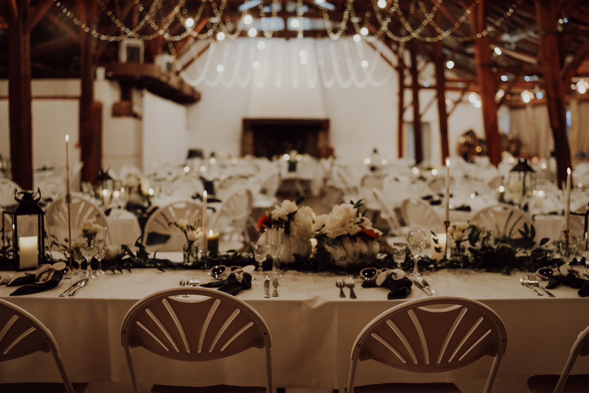 Mariage La Grange du Lay salle intérieure ciel étoilé table blanche chemin de table vert sapin
