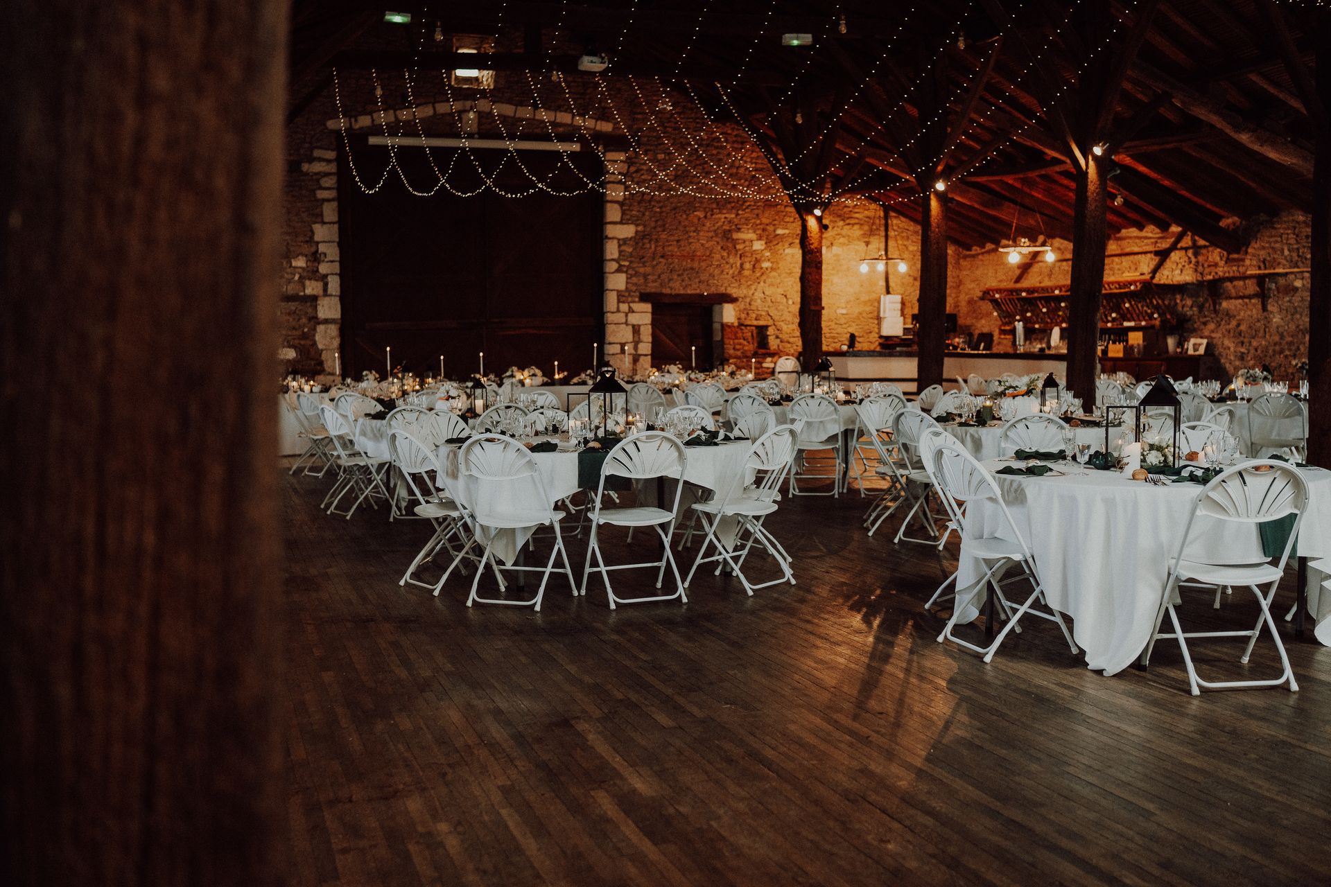 Mariage La Grange du Lay salle intérieure ciel étoilé table blanche chemin de table vert sapin