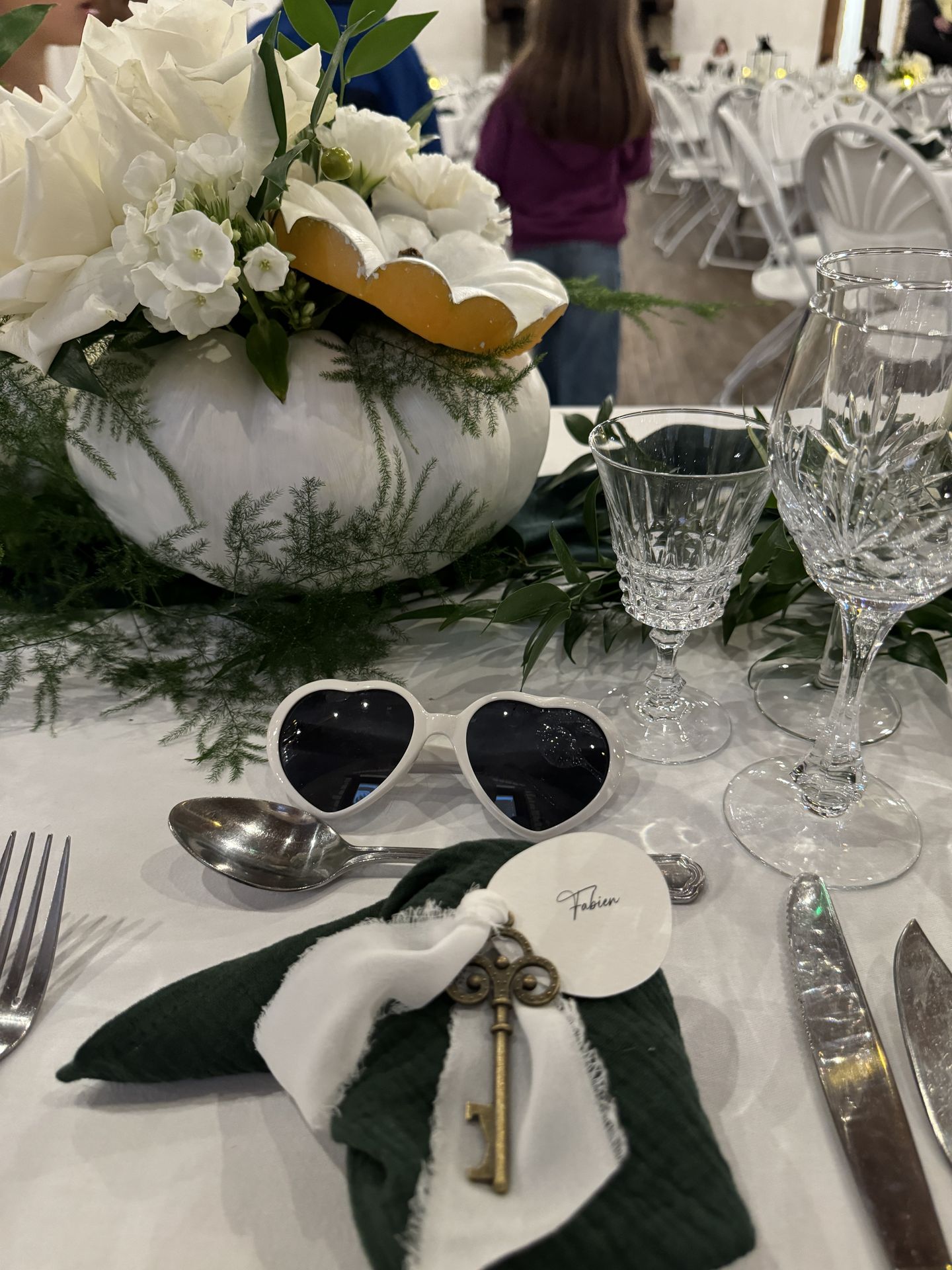 Mariage La Grange du Lay citrouille blanche composition florales feuillage lunette blanche personnalisé serviette verte et blanche avec clé et marque place