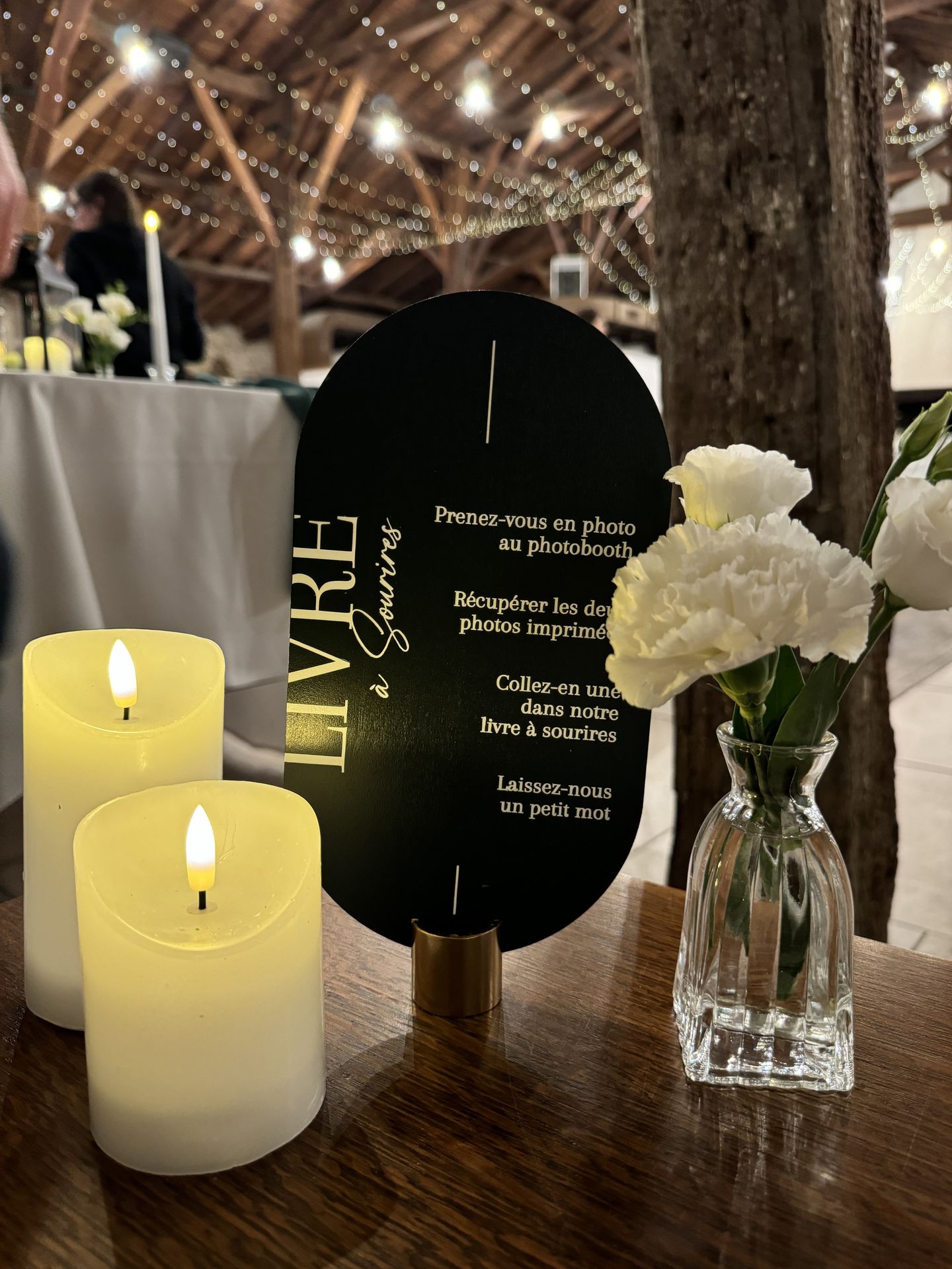 Mariage La Grange du Lay bougies vase fleurs blanches espace livre d'or vert sapin