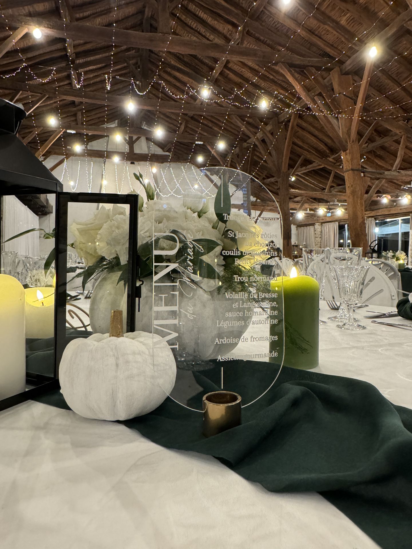 Mariage La Grange du Lay chemin de tablevert sapin citrouille blanche lanterne fleurs blanche bougies verte menu sur plexis socle doré