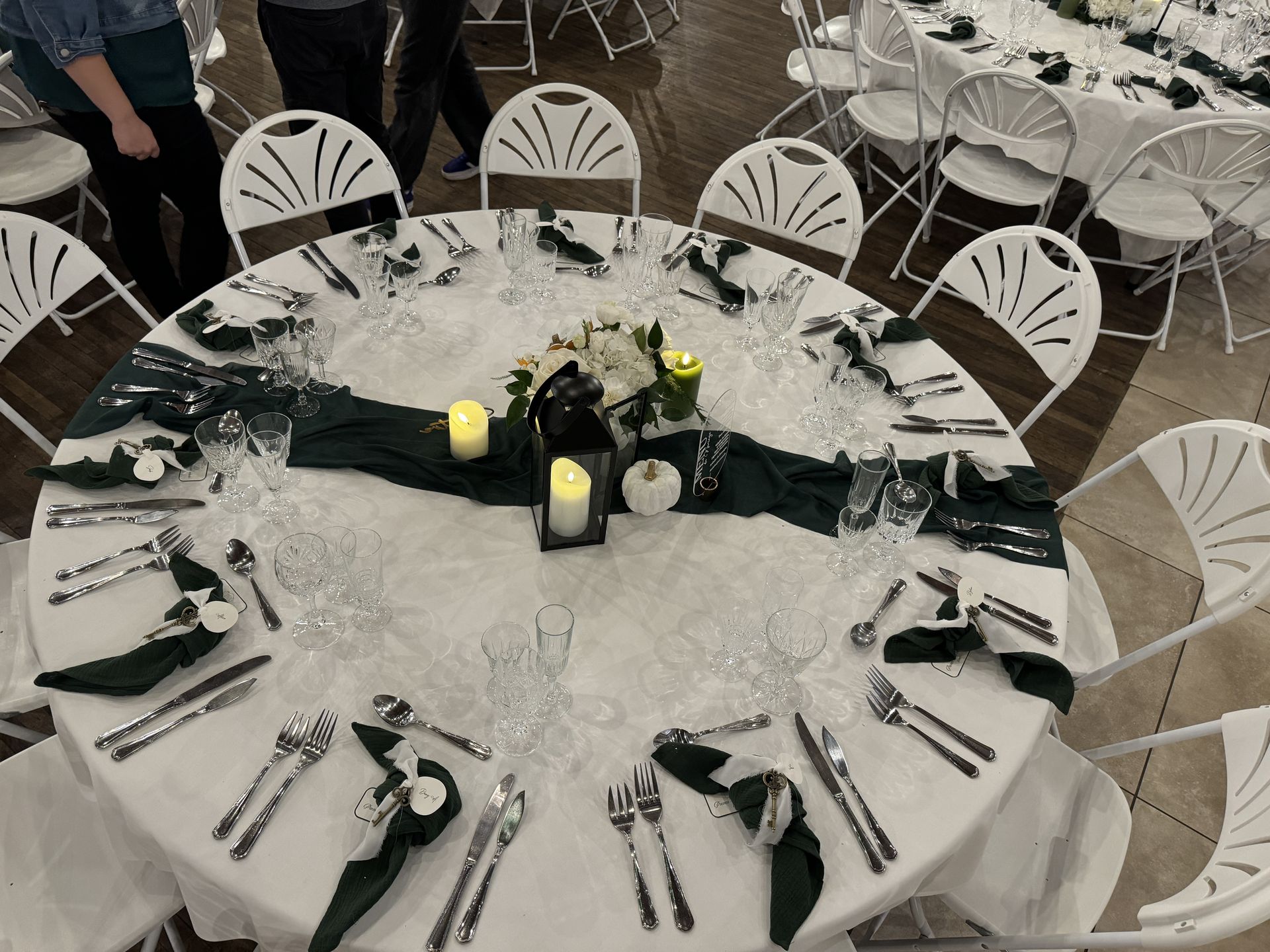 Mariage La Grange du Lay table blanche chemin de table vert sapin serviette verte sapin composition florales lanterne bougies citrouille blanche