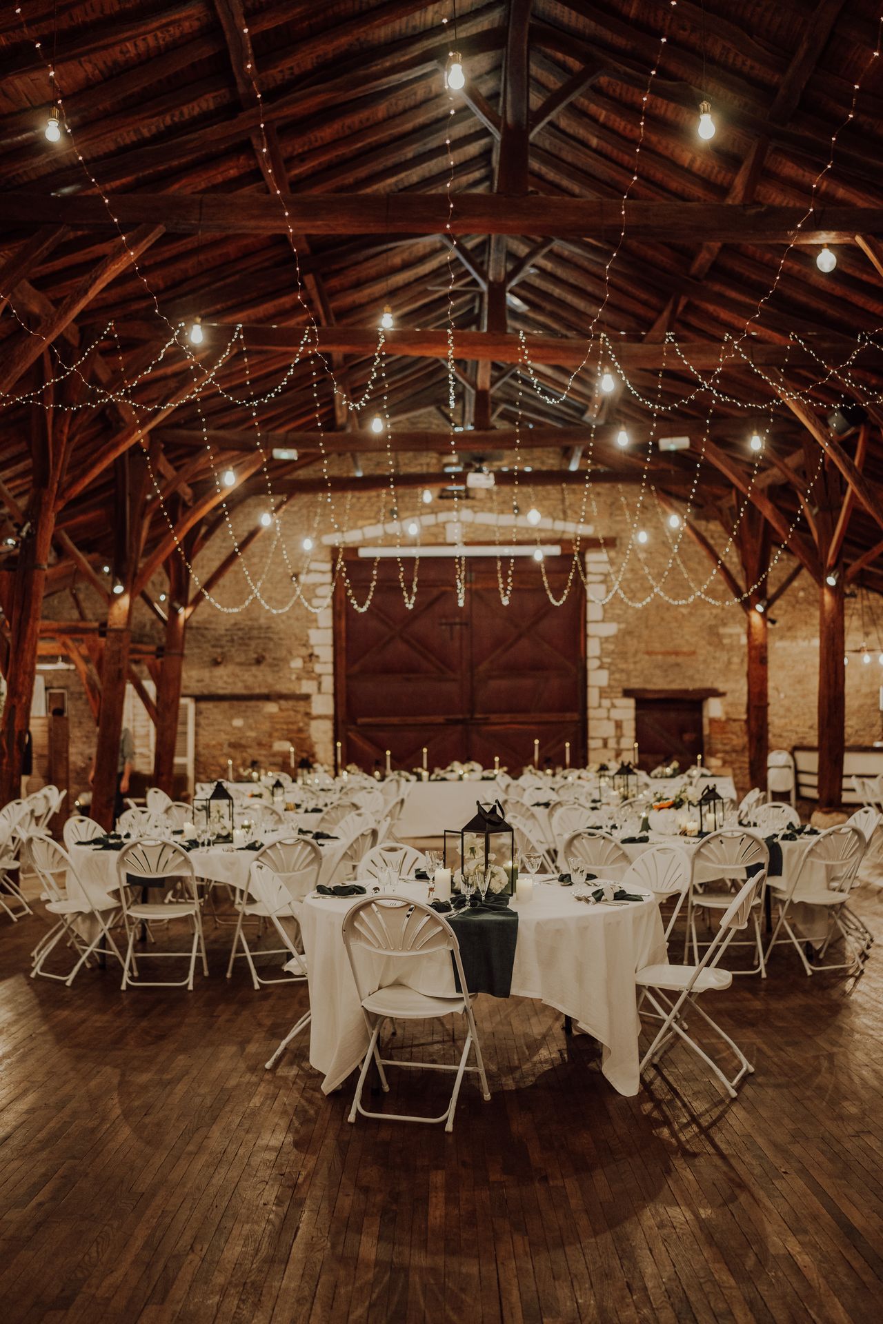 Mariage La Grange du Lay salle intérieure ciel étoilé table blanche chemin de table vert sapin