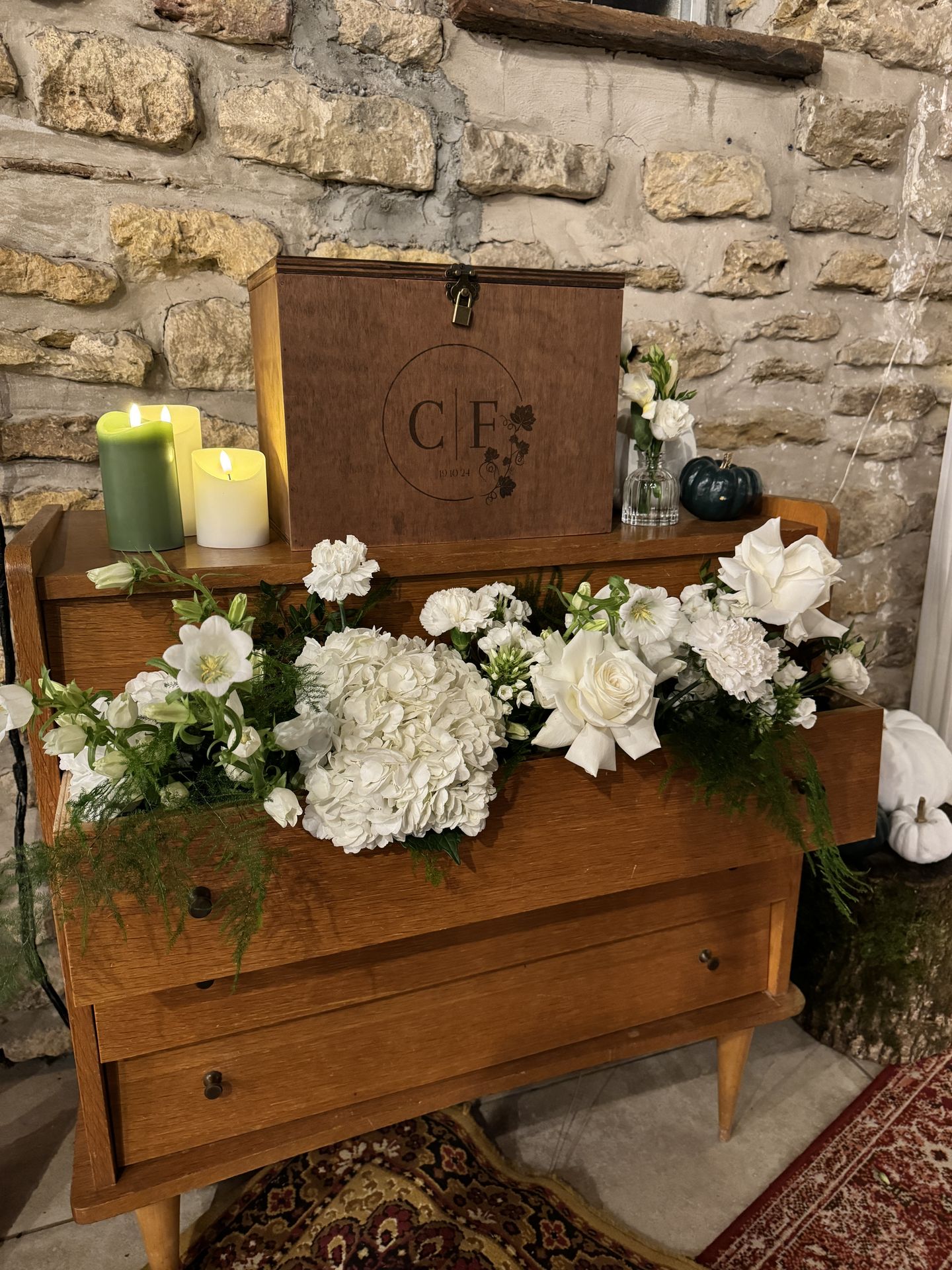 Mariage La Grange du Lay  cagnotte meuble bois composition florales blanches bougies verte