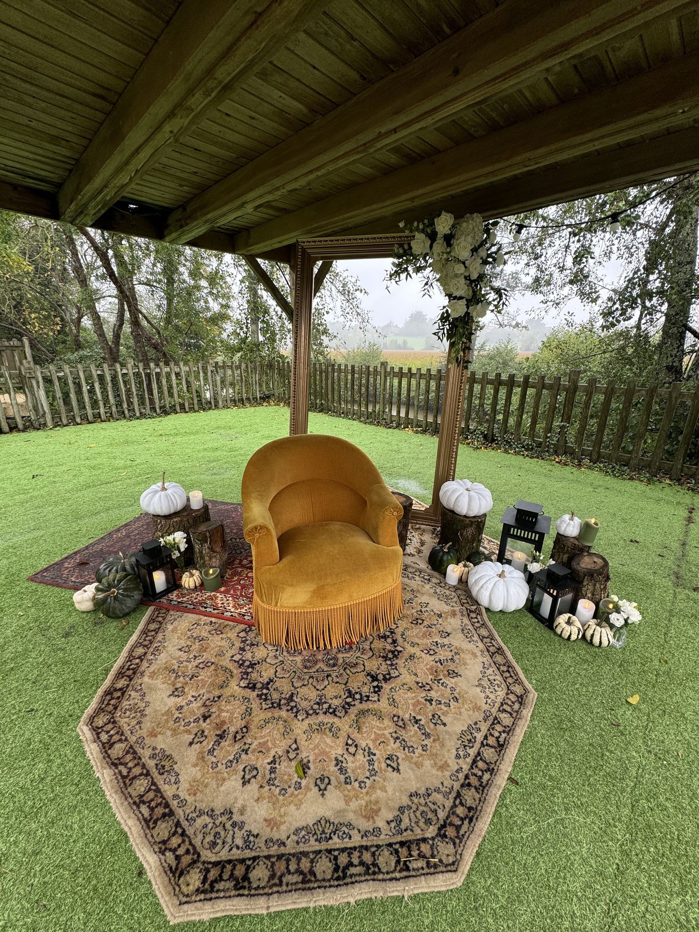 Mariage La Grange du Lay  décor citrouille blanche fauteuil potiron lanterne bougie tapis