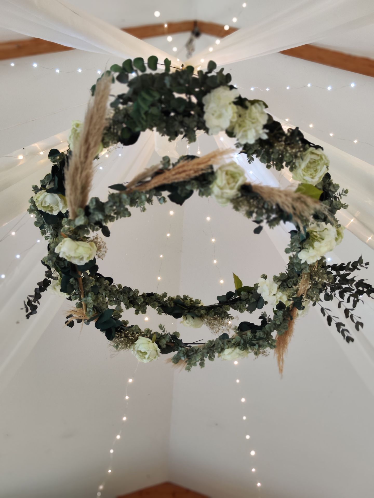 Mariage Ter'Anima salle intérieure plafond tentures blanches leds couronnes fleurs