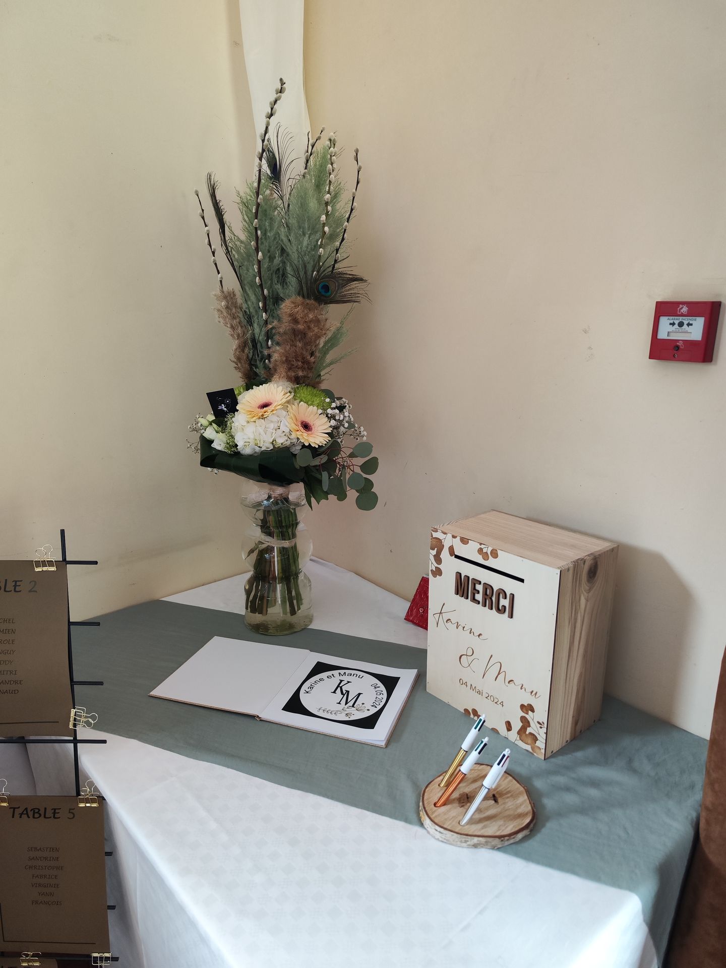 Mariage Ter'Anima espace cagnotte et livre d'or bois composition fleurs