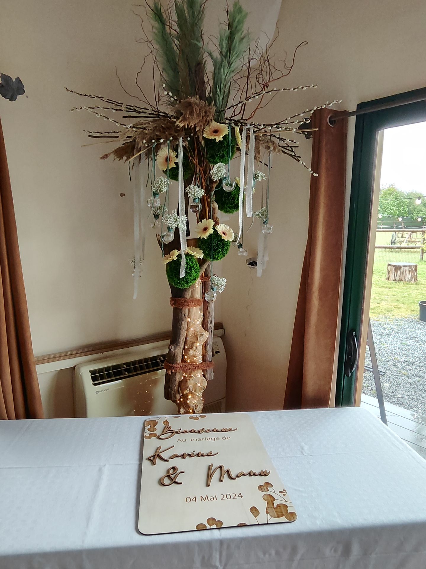 Mariage Ter'Anima arbre fleurs tissu blanc leds panneau de bienvenue bois