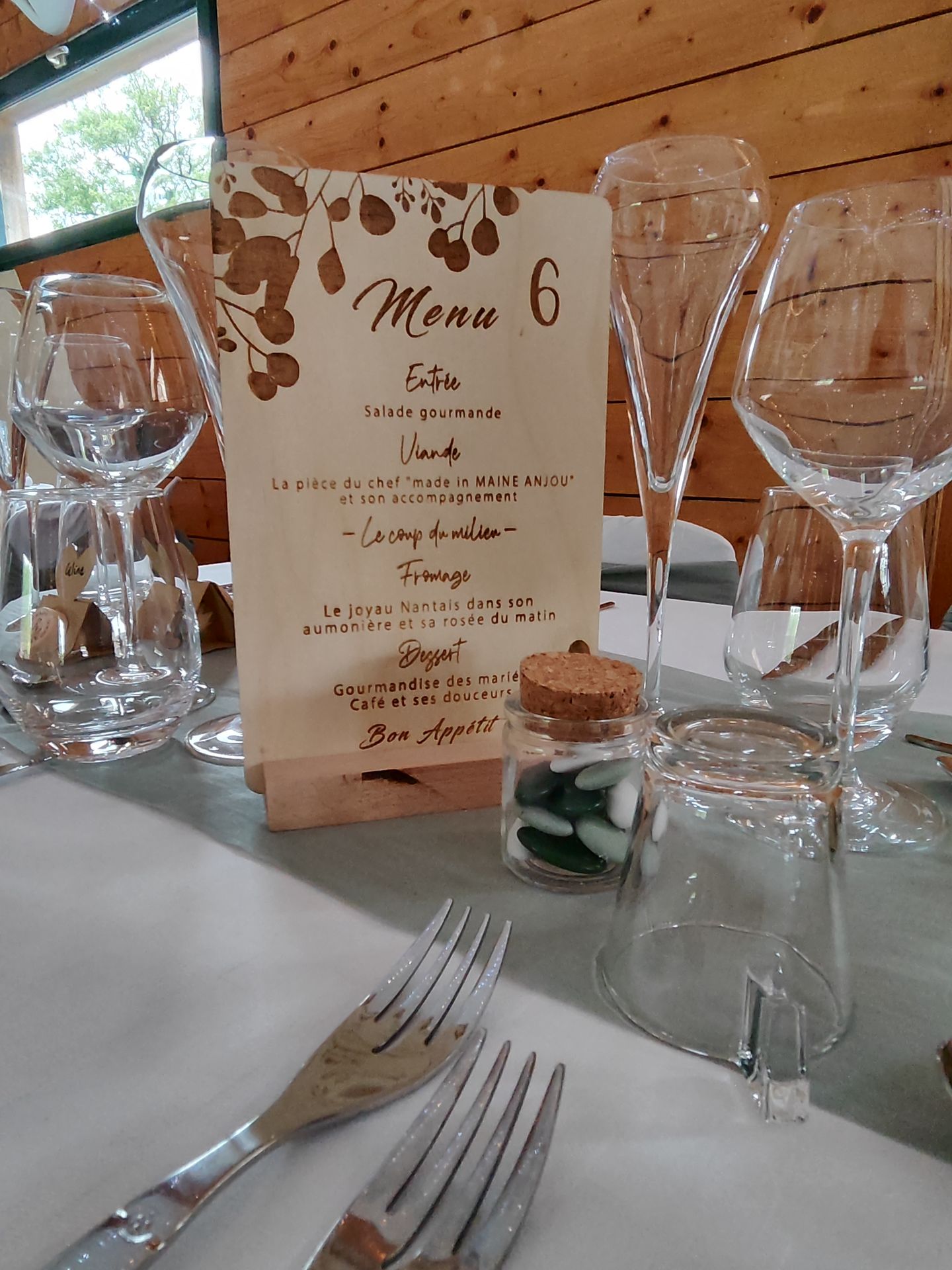 Mariage Ter'Anima menu en bois gravé dragée vert