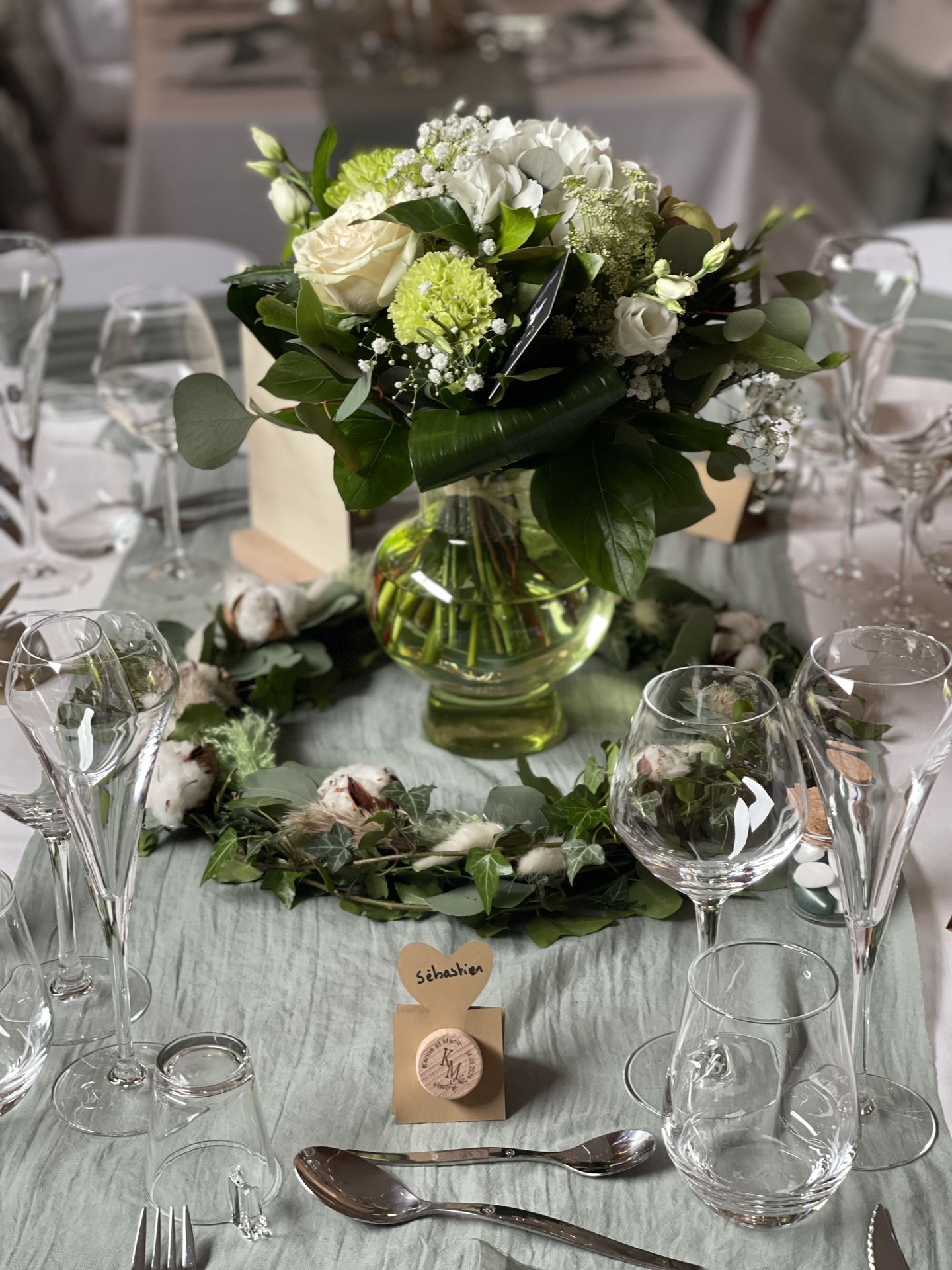 Mariage Ter'Anima centre de table fleurs vase cadeaux invités bouchon de vin chemin de table vert sauge