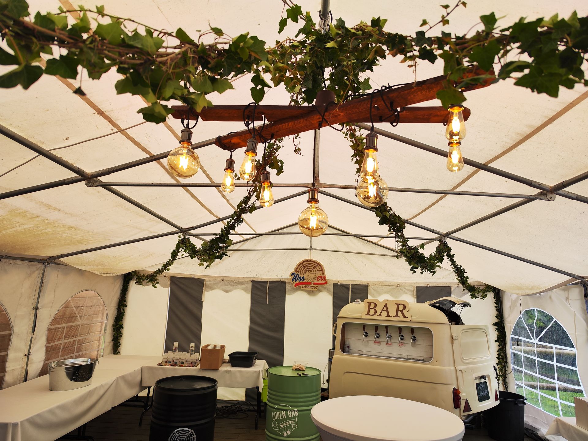 Mariage Ter'Anima lampe guirlande guinguette bois lière barnum bar à boisson van