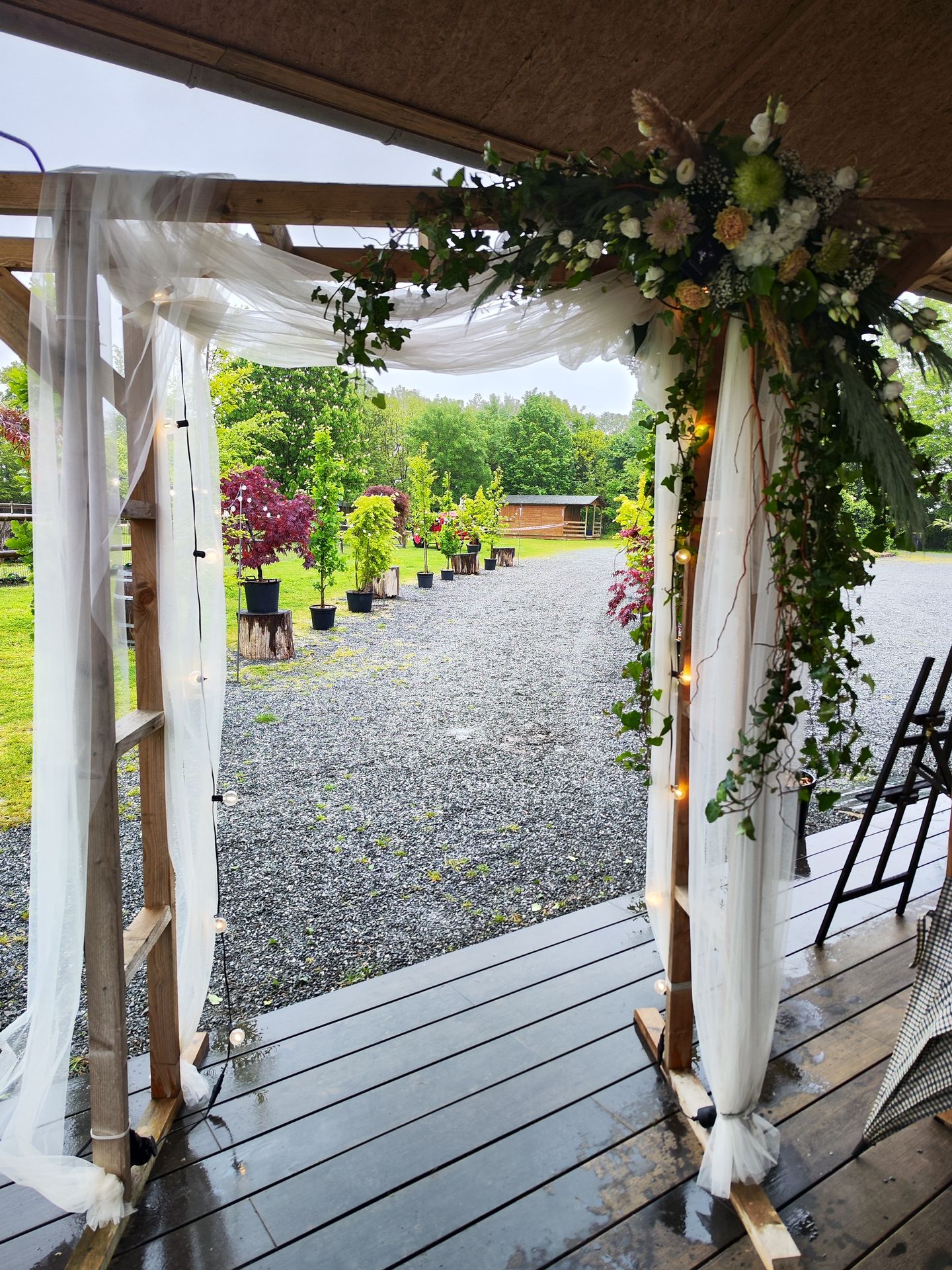 Mariage Ter'Anima arche en bois tissu blanc composition florales et leds