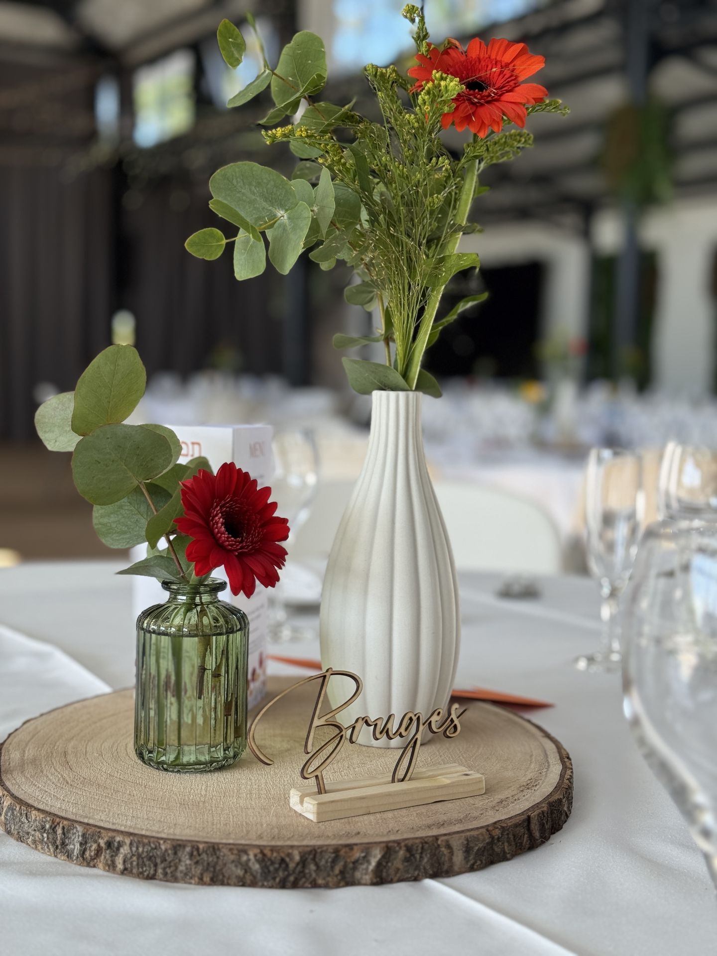 Mariage la Barbinière rondin en bois nom de table en bois vase fleurs