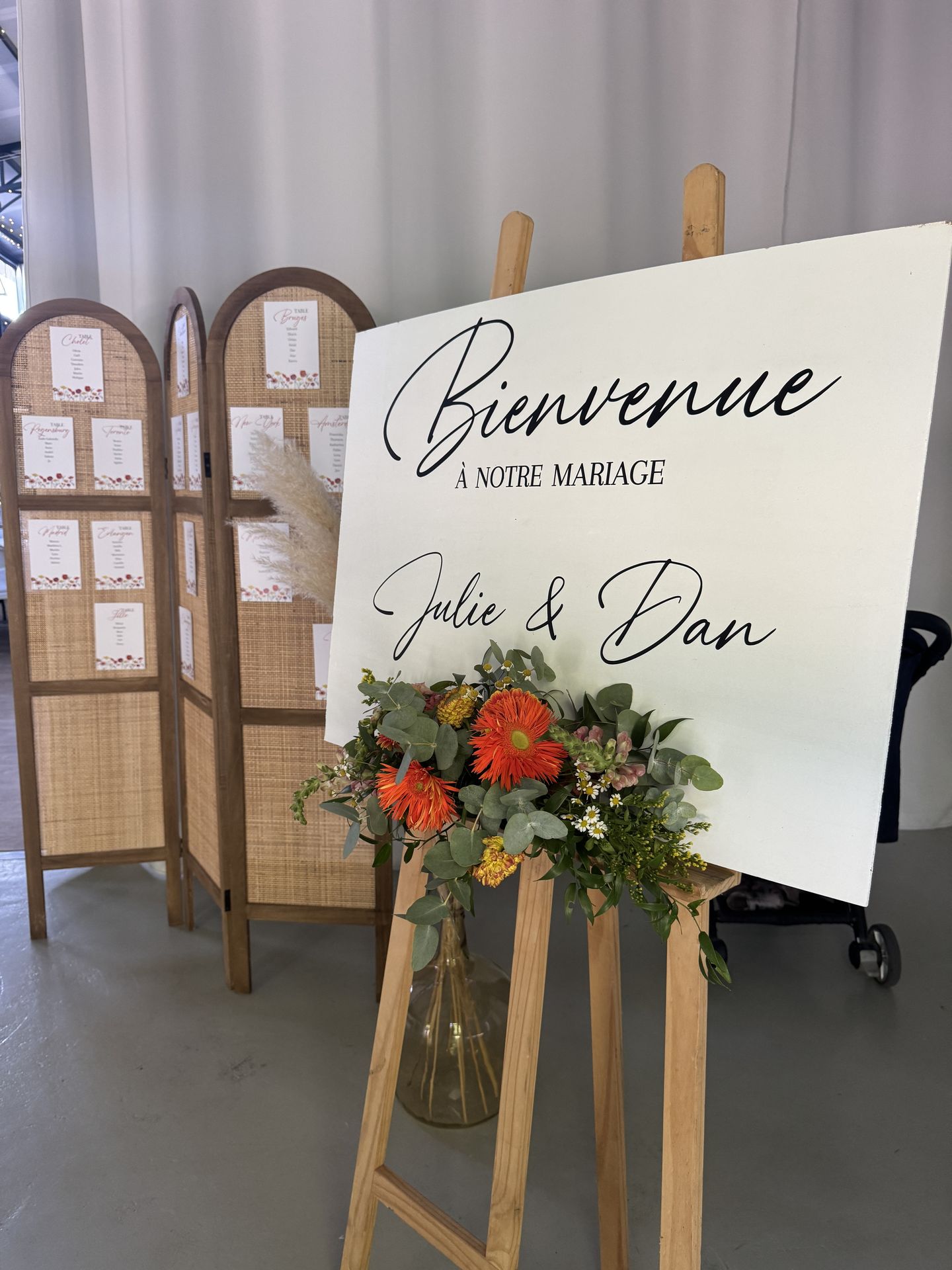 Mariage la Barbinière panneau de bienvenue composition florales plan de table paravent cannage