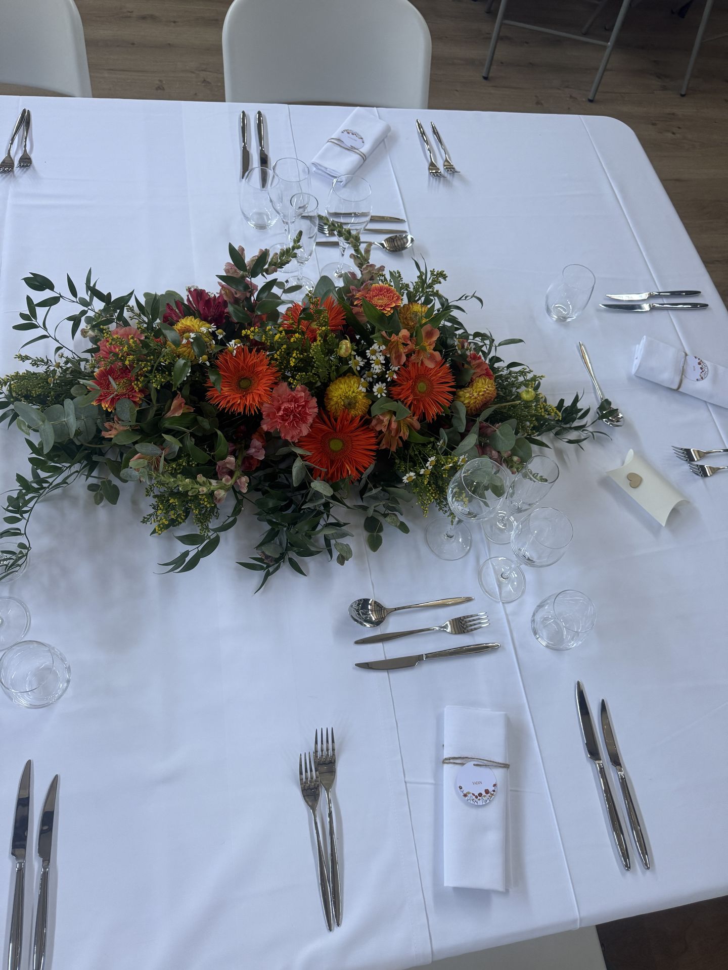 Mariage la Barbinière composition florales orange rose jaune feuillage