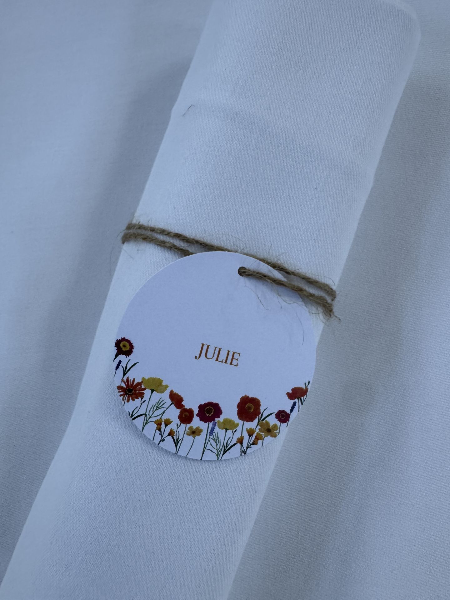 Mariage la Barbinière serviette blanche marque place rond coloré