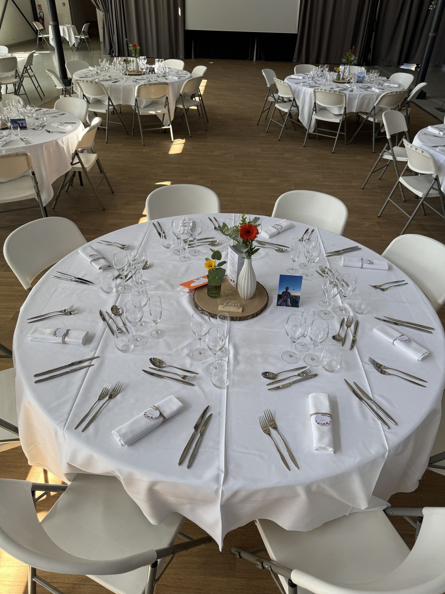 Mariage la Barbinière table blanche centre de table rondin en bois vase blanche fleurs orange