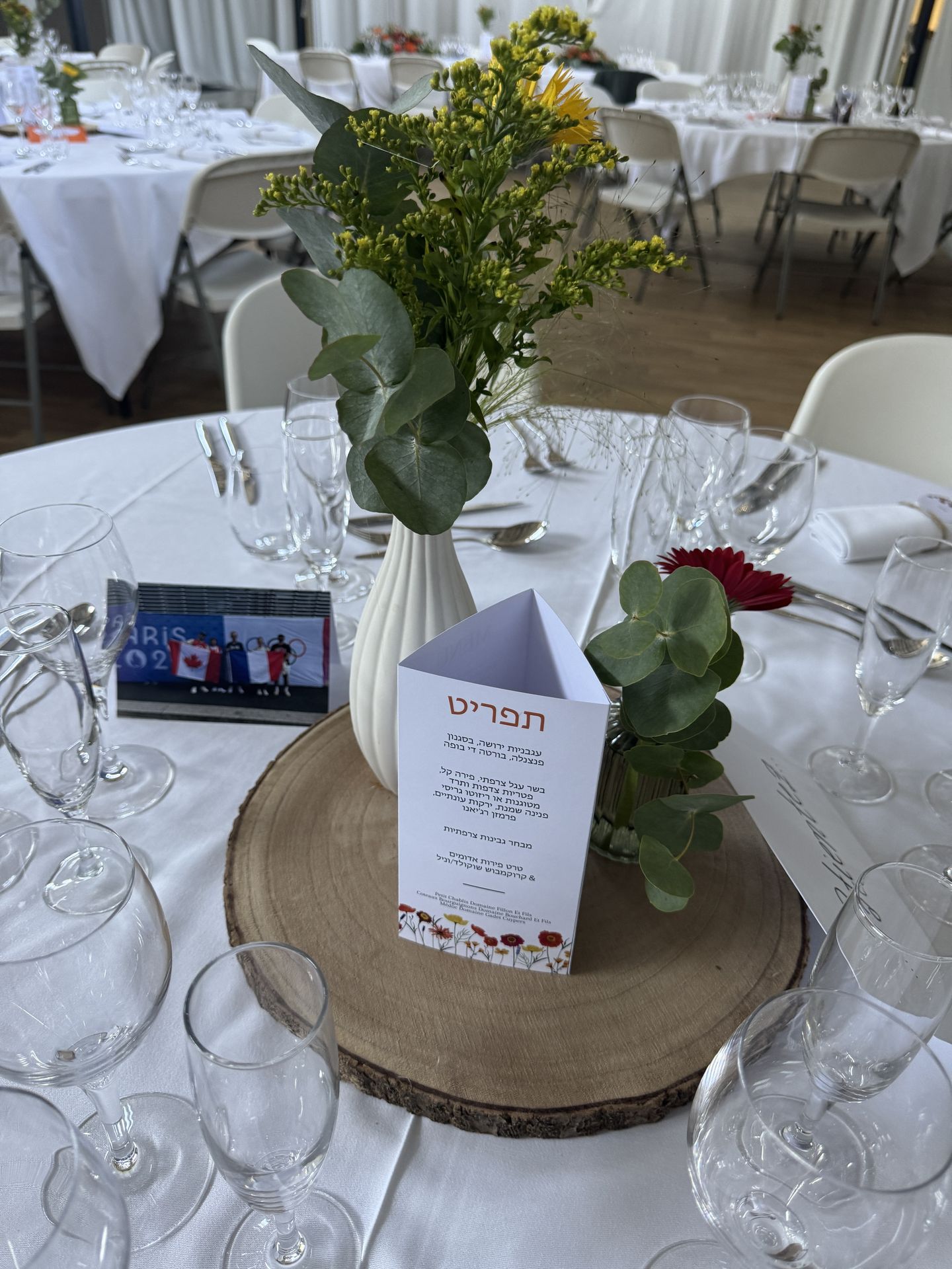 Mariage la Barbinière centre de table rondin bois vase fleurs photo menu blanc langue différentes